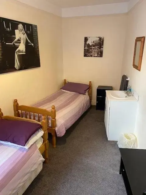 Bedroom, Bed in The Railway Inn