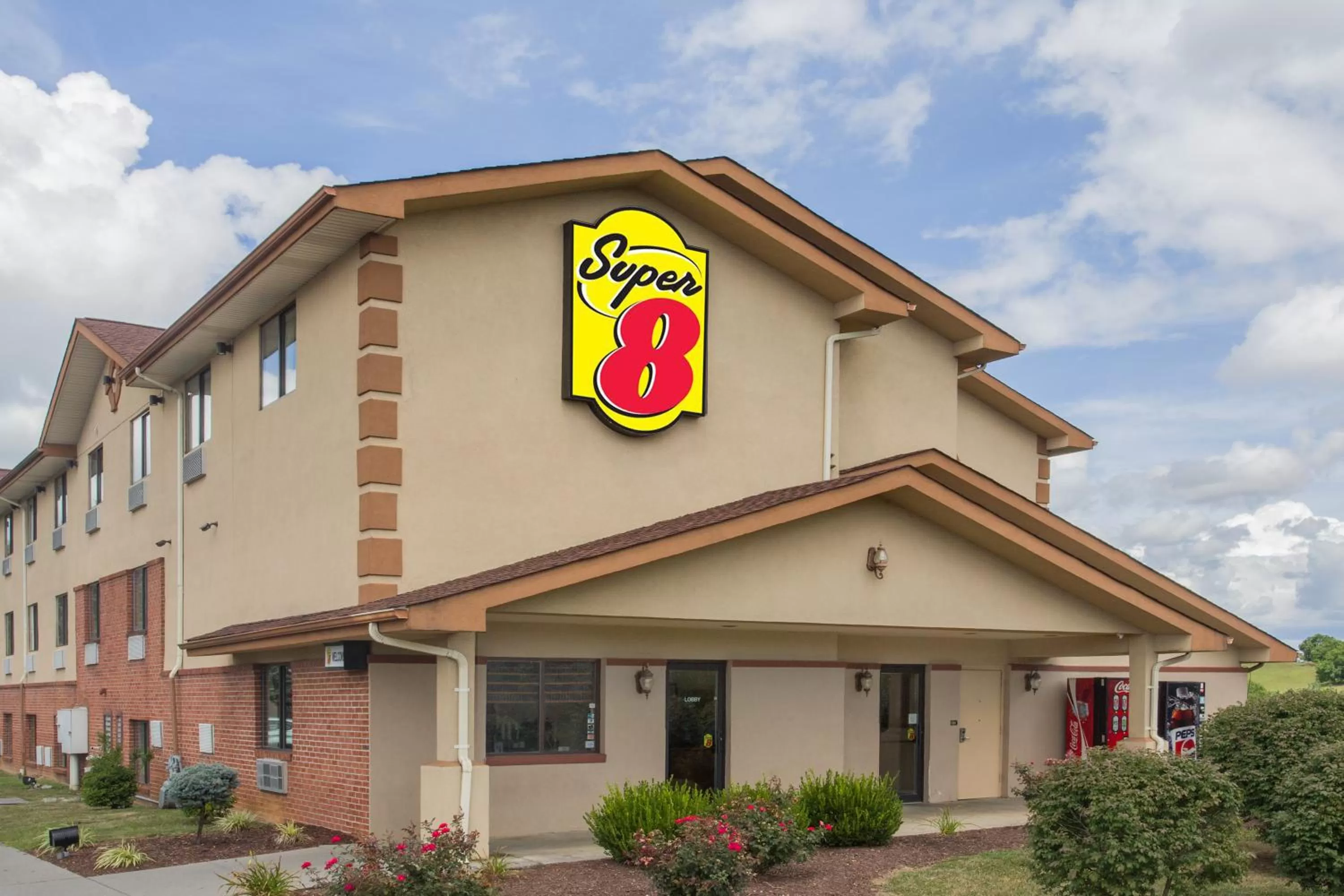 Facade/entrance in Super 8 by Wyndham Abingdon VA