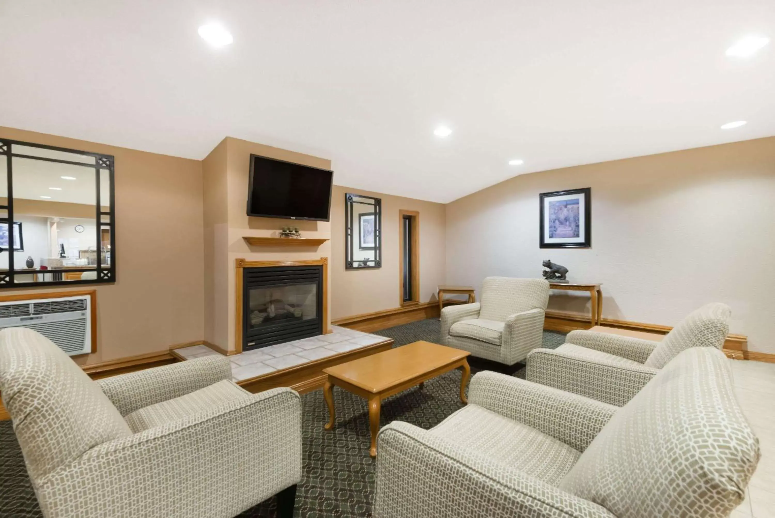 Lobby or reception, Seating Area in Super 8 by Wyndham Bridgeport/Clarksburg Area