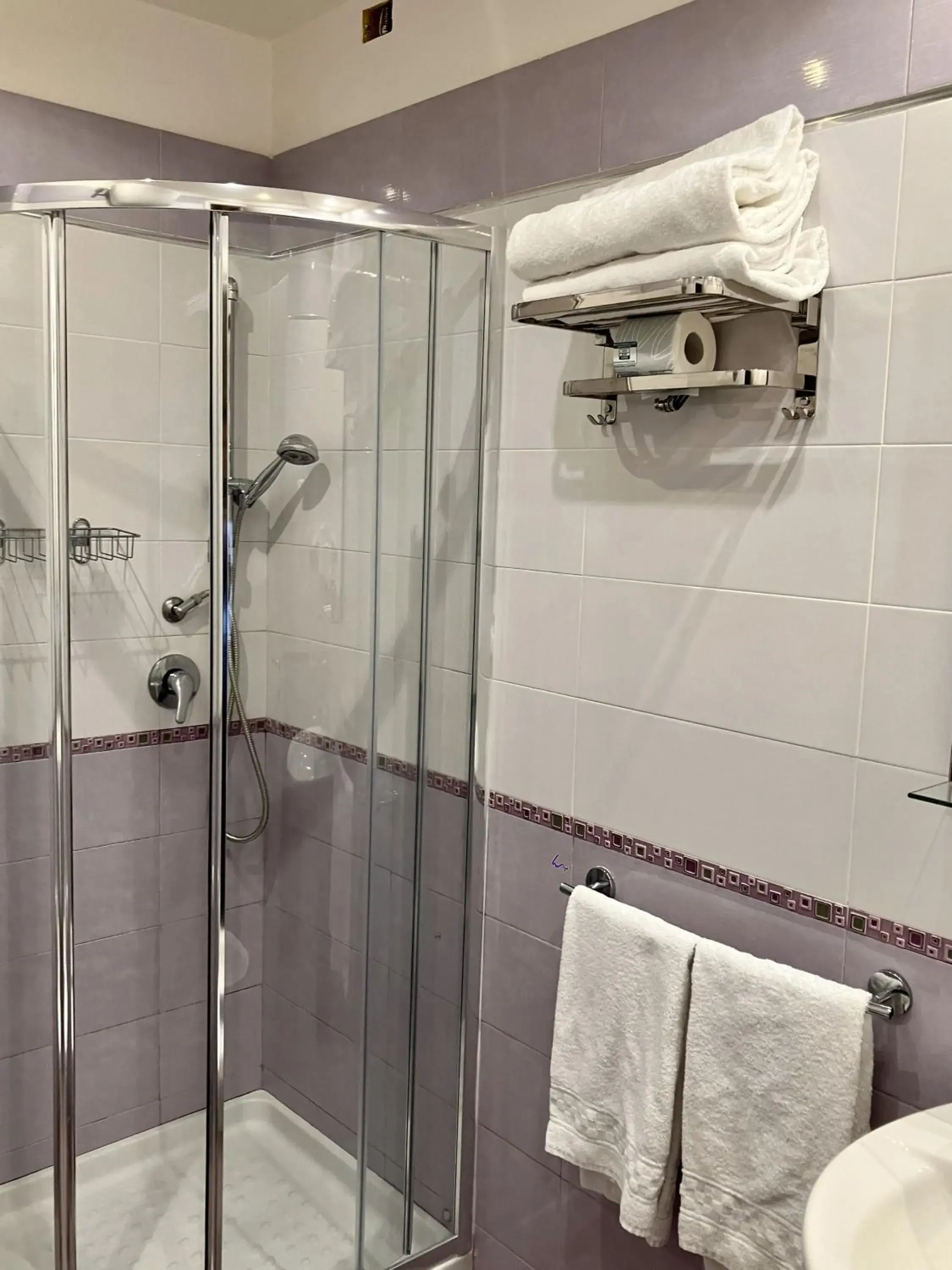 Shower, Bathroom in Hotel Erdarelli