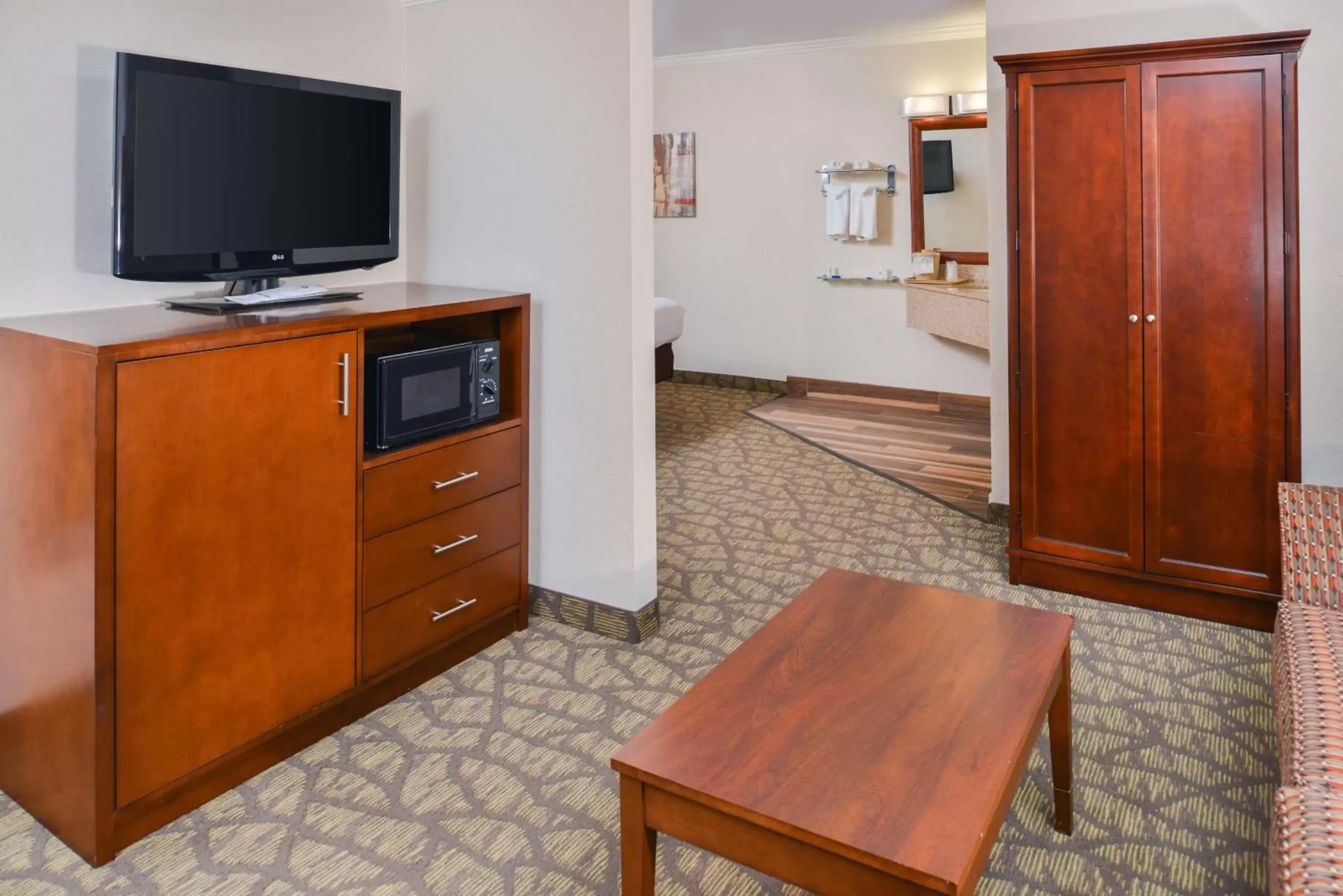 Photo of the whole room, TV/Entertainment Center in Best Western of Hartland