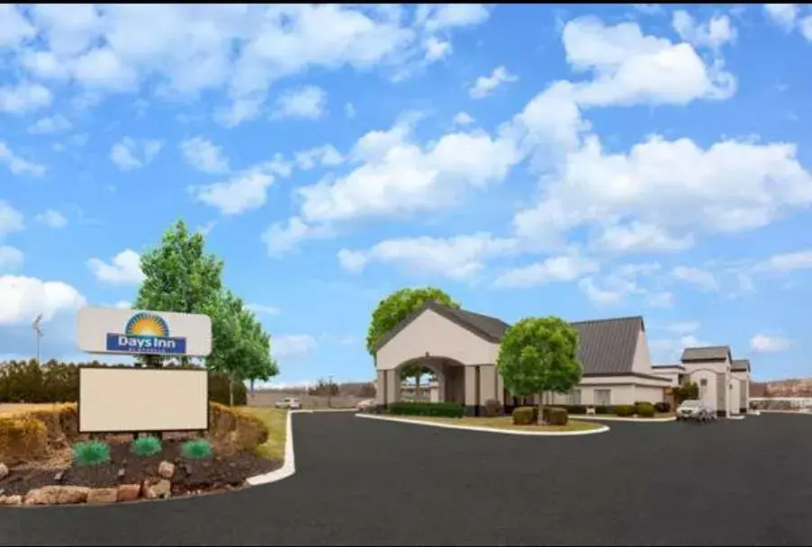 Property Building in Days Inn by Wyndham Austintown