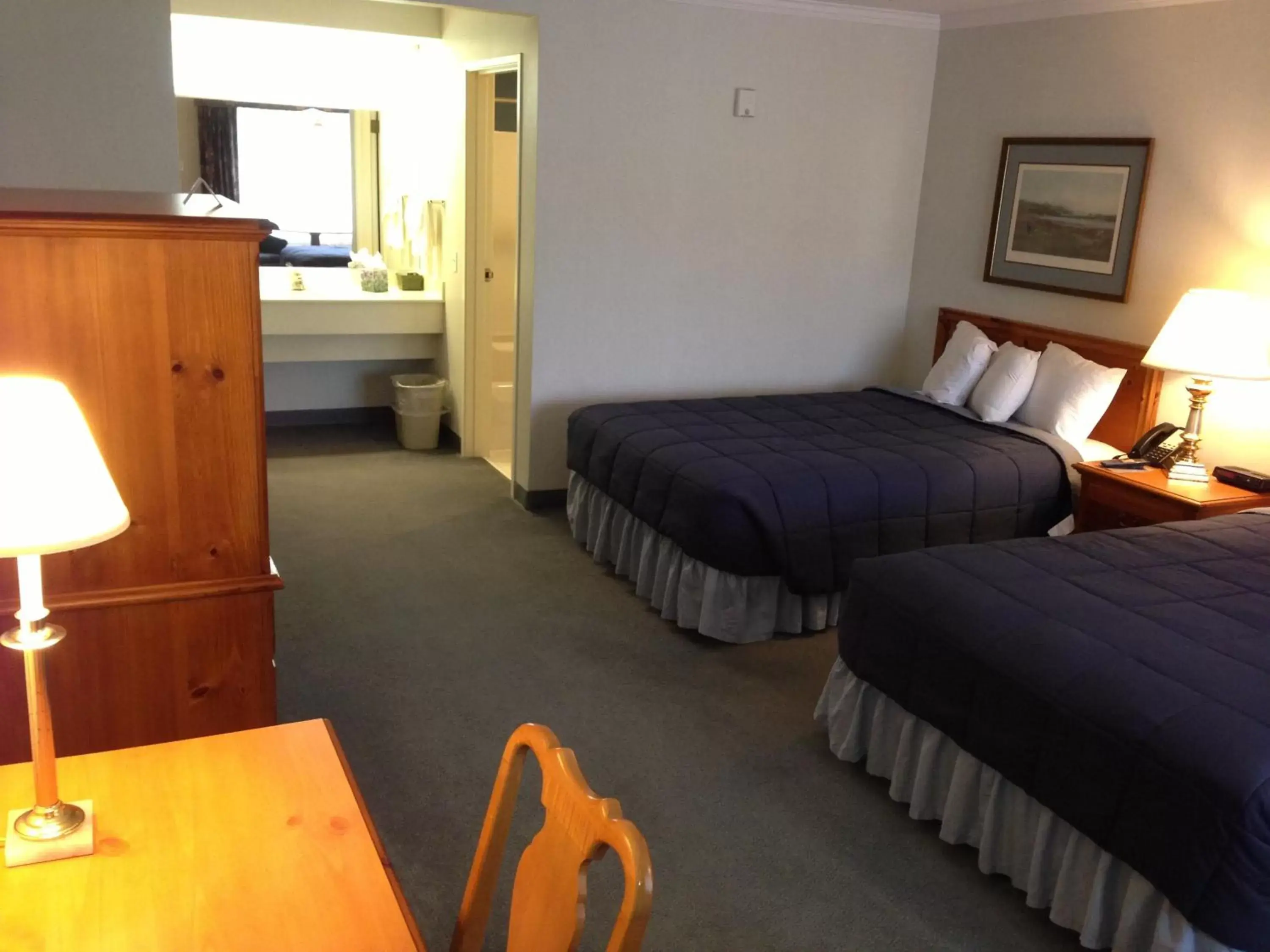 Photo of the whole room, Bed in Fontana Village Inn