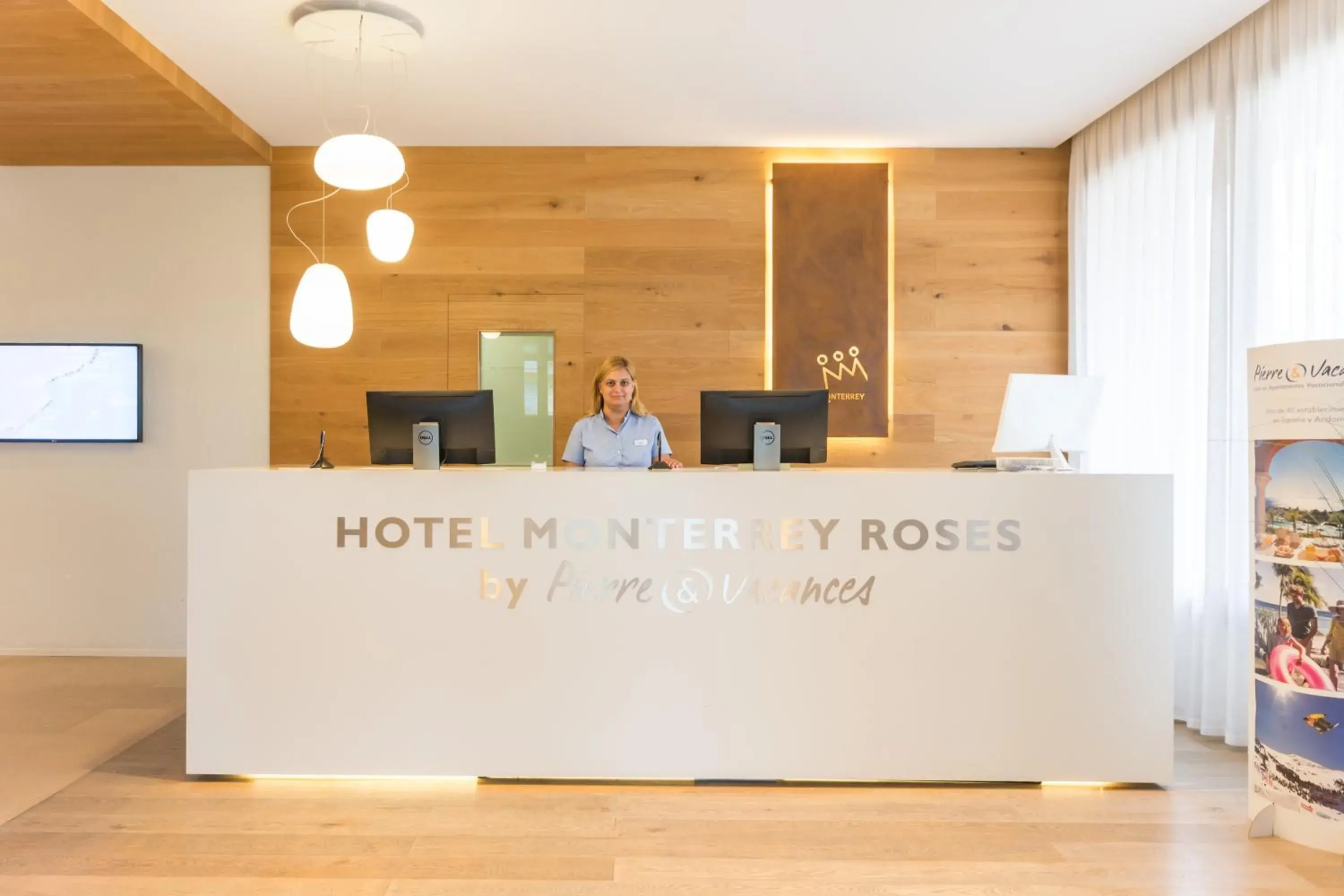 Lobby or reception in Hotel Monterrey Roses by Pierre & Vacances