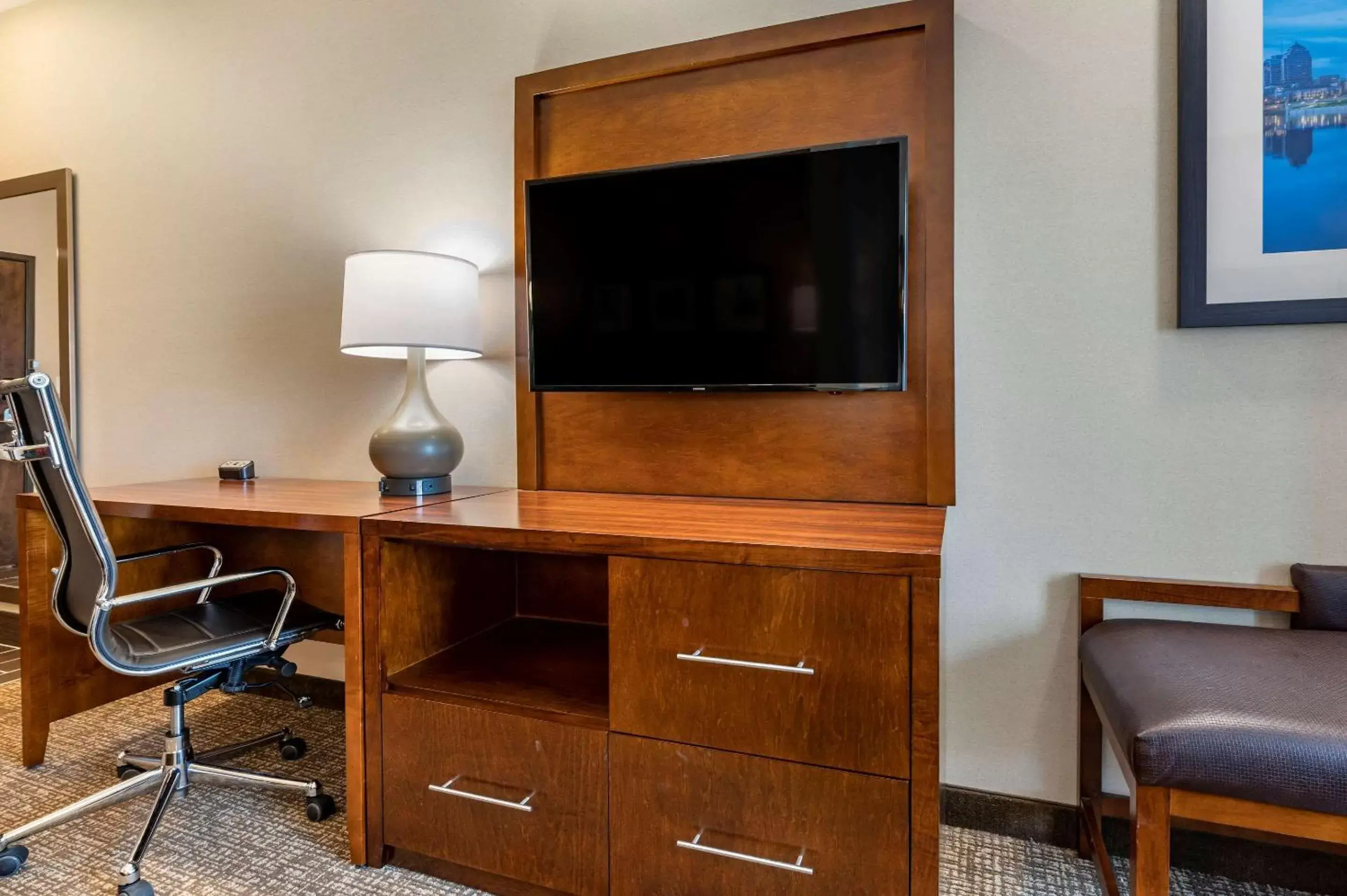 Photo of the whole room, TV/Entertainment Center in Comfort Suites Columbus Airport