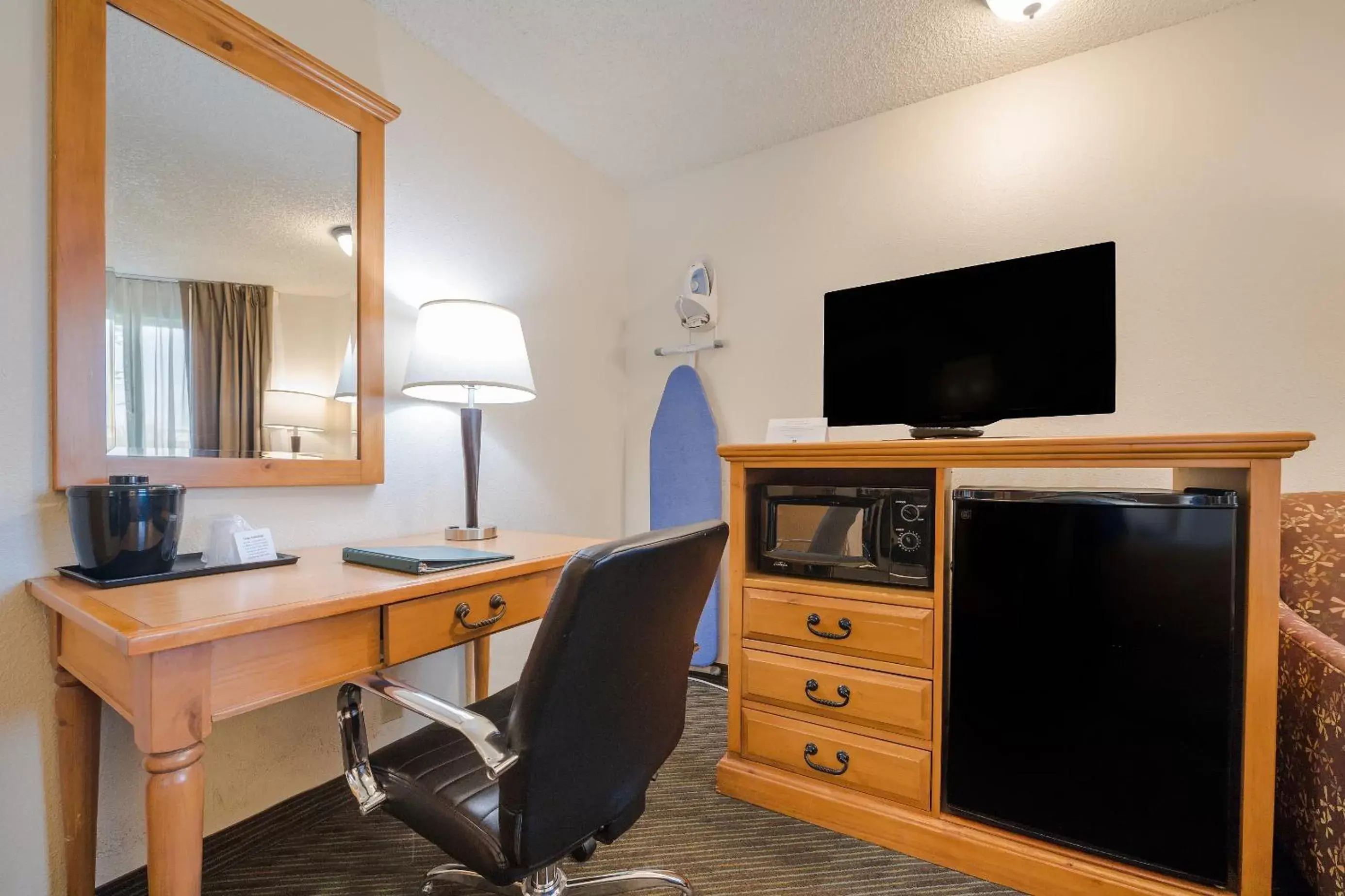 TV/Entertainment Center in Quality Inn & Suites Silverdale Bangor-Keyport