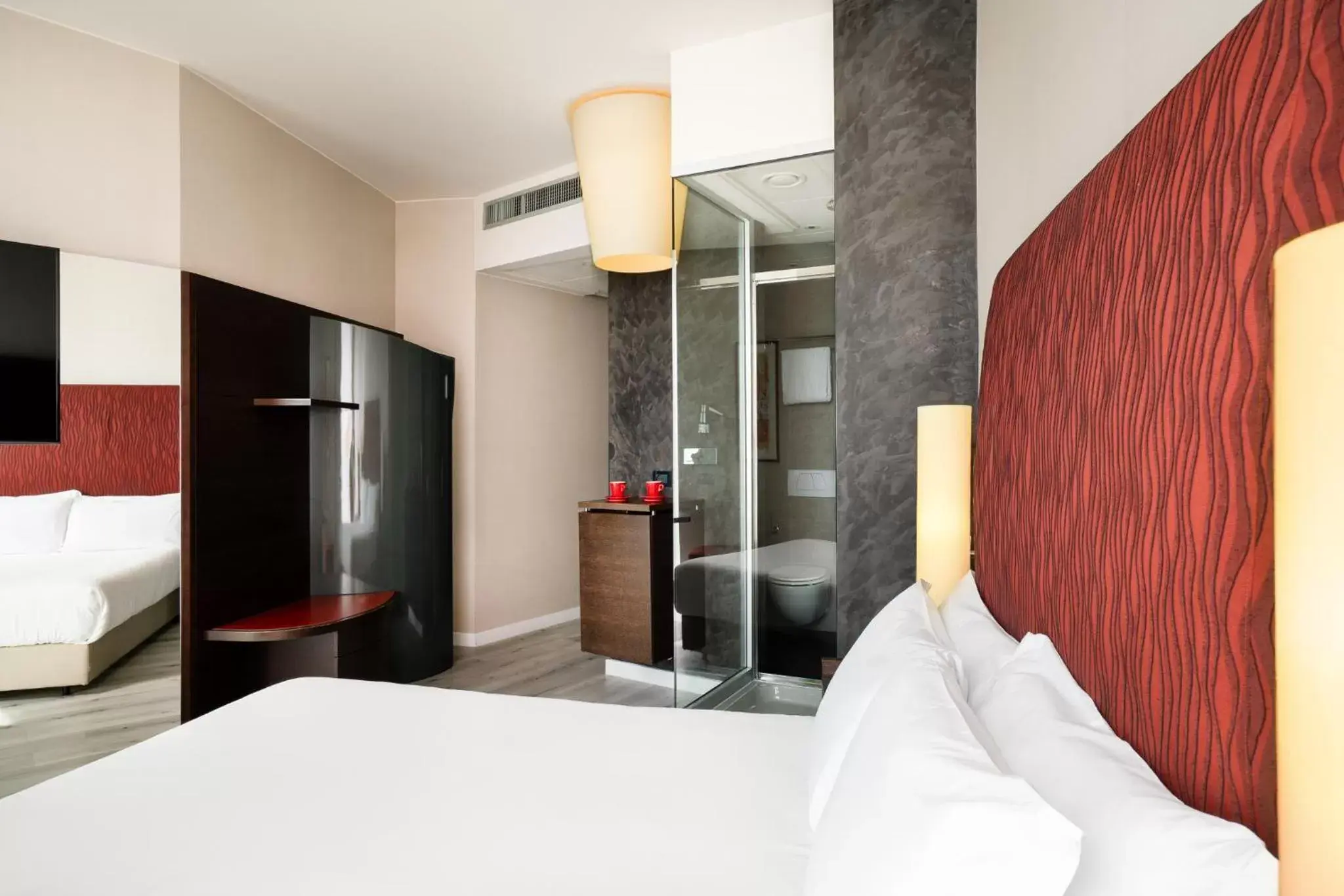 Shower, Bed in Hi Hotel Bari