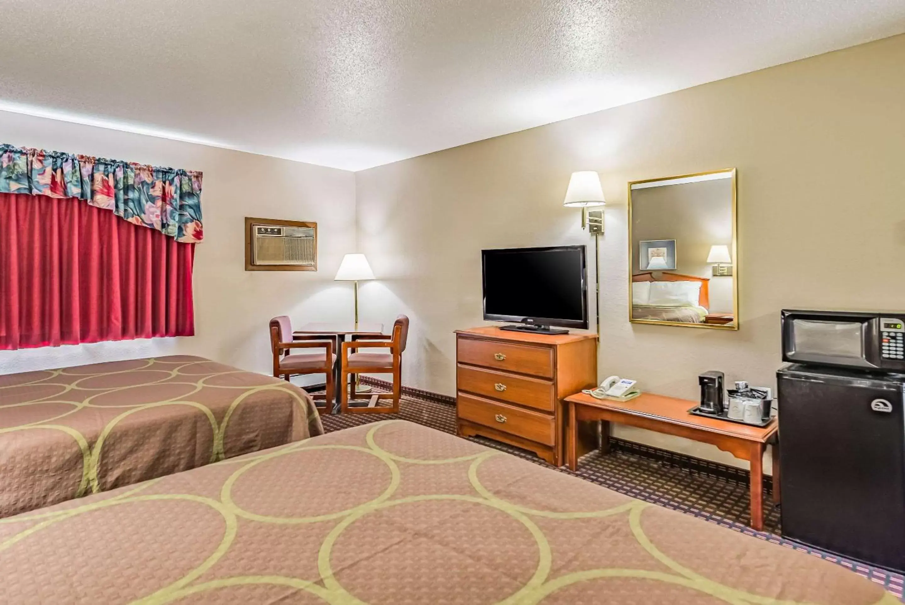 Photo of the whole room, Bed in Rodeway Inn