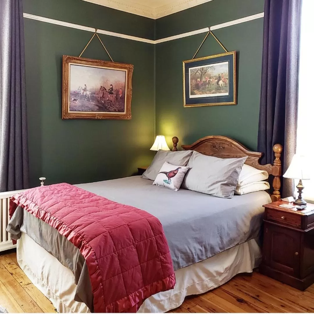 Bedroom, Bed in South Court Inn