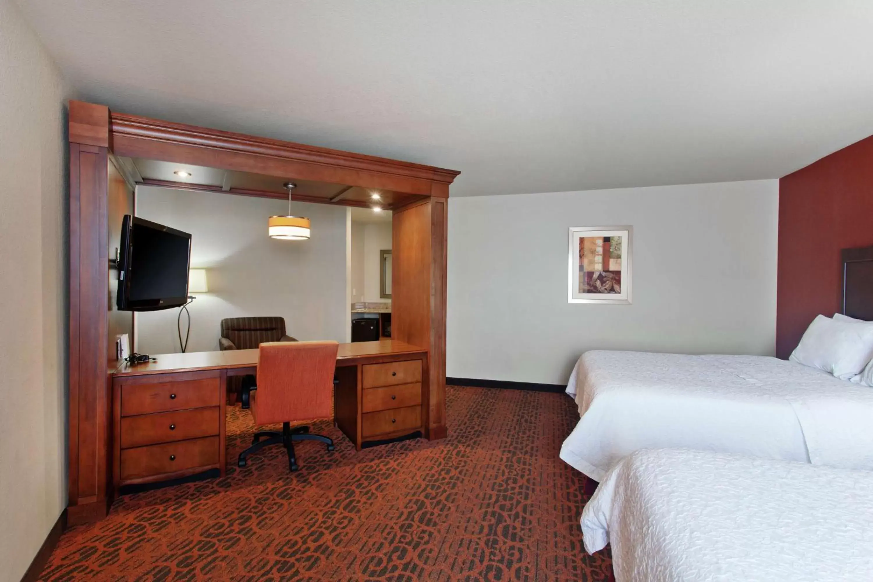 Bedroom, TV/Entertainment Center in Hampton Inn and Suites Seattle - Airport / 28th Avenue