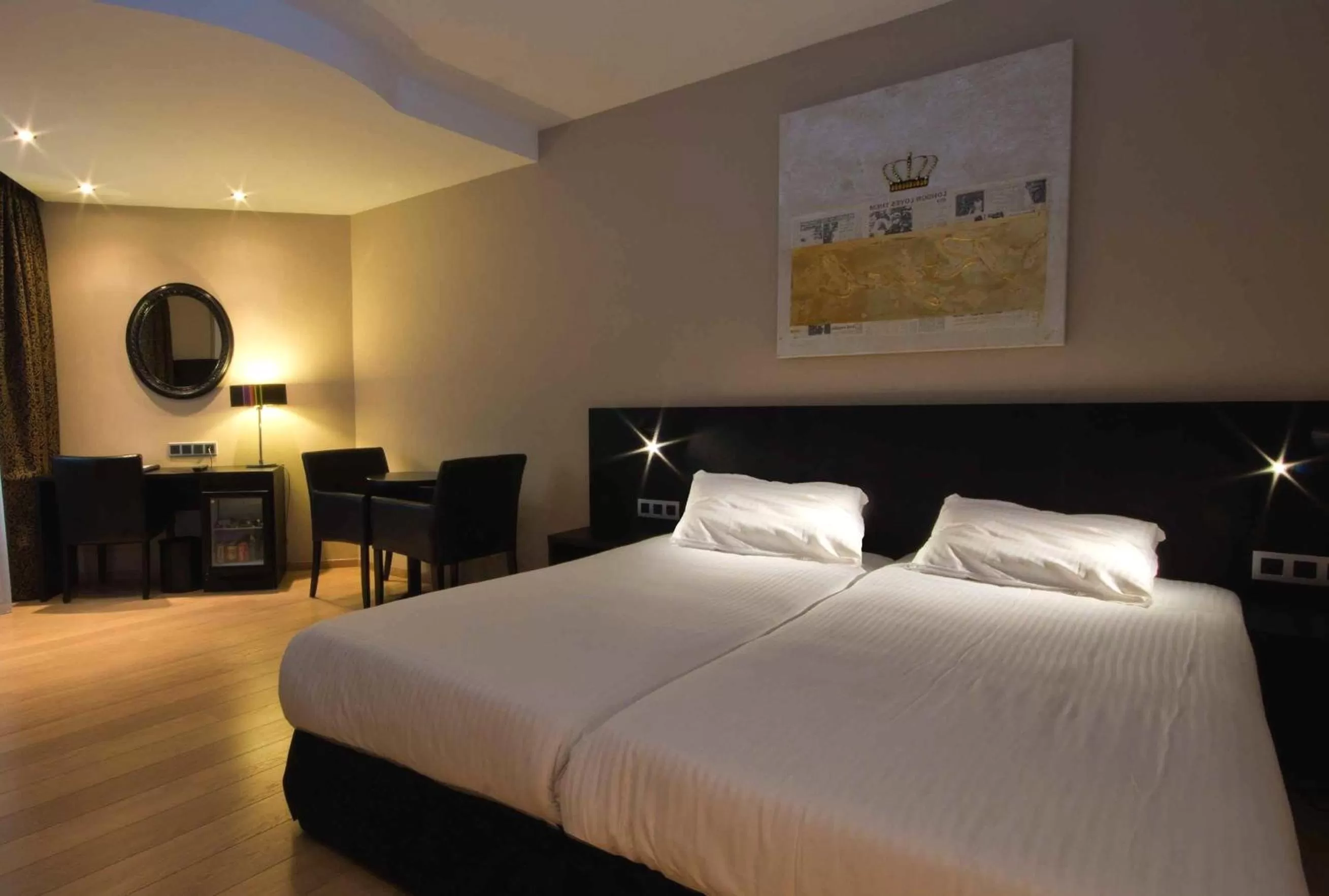 Photo of the whole room, Bed in De Keyser Hotel