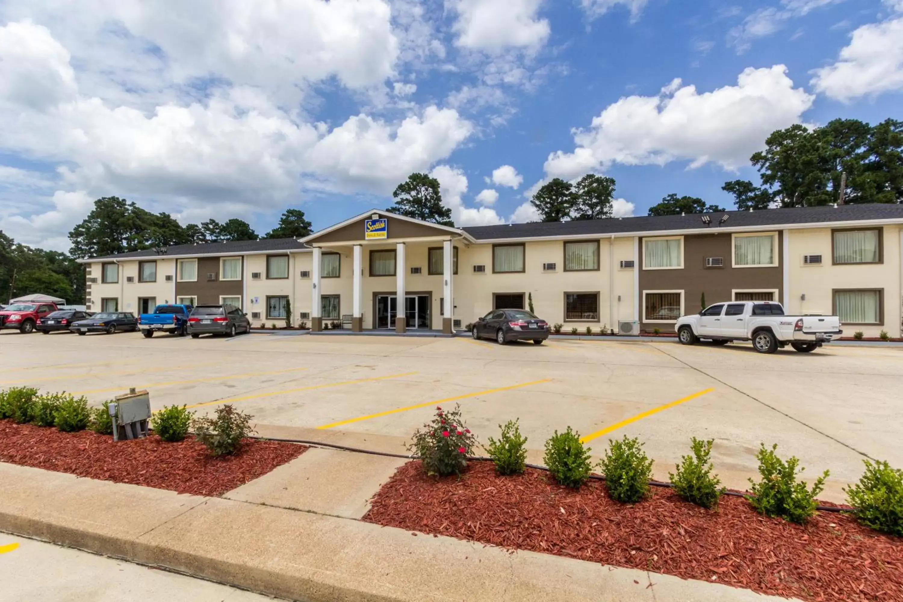 Facade/entrance, Property Building in Scottish Inn and Suites Tomball