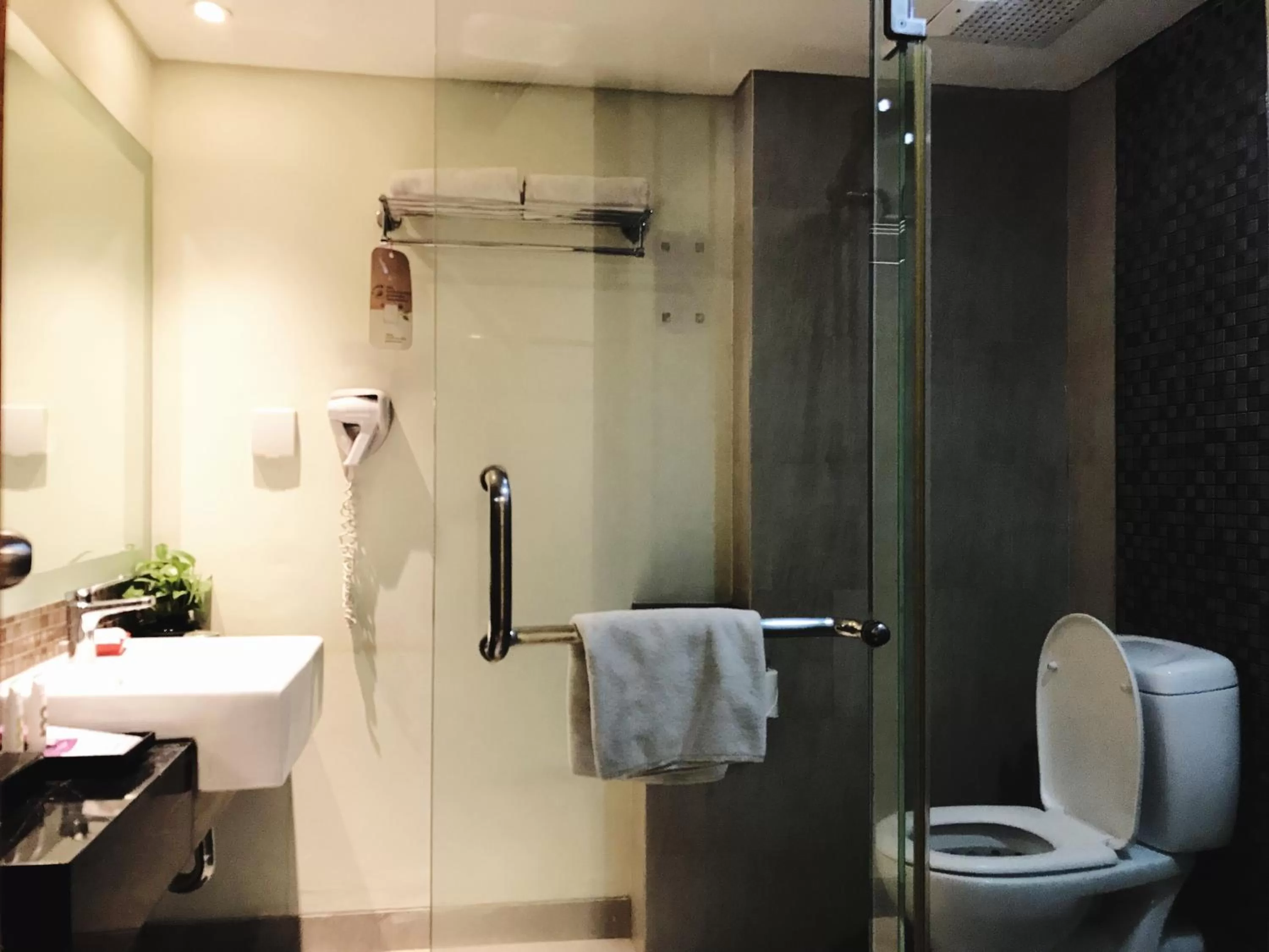 Bathroom in Mercure Surabaya Grand Mirama