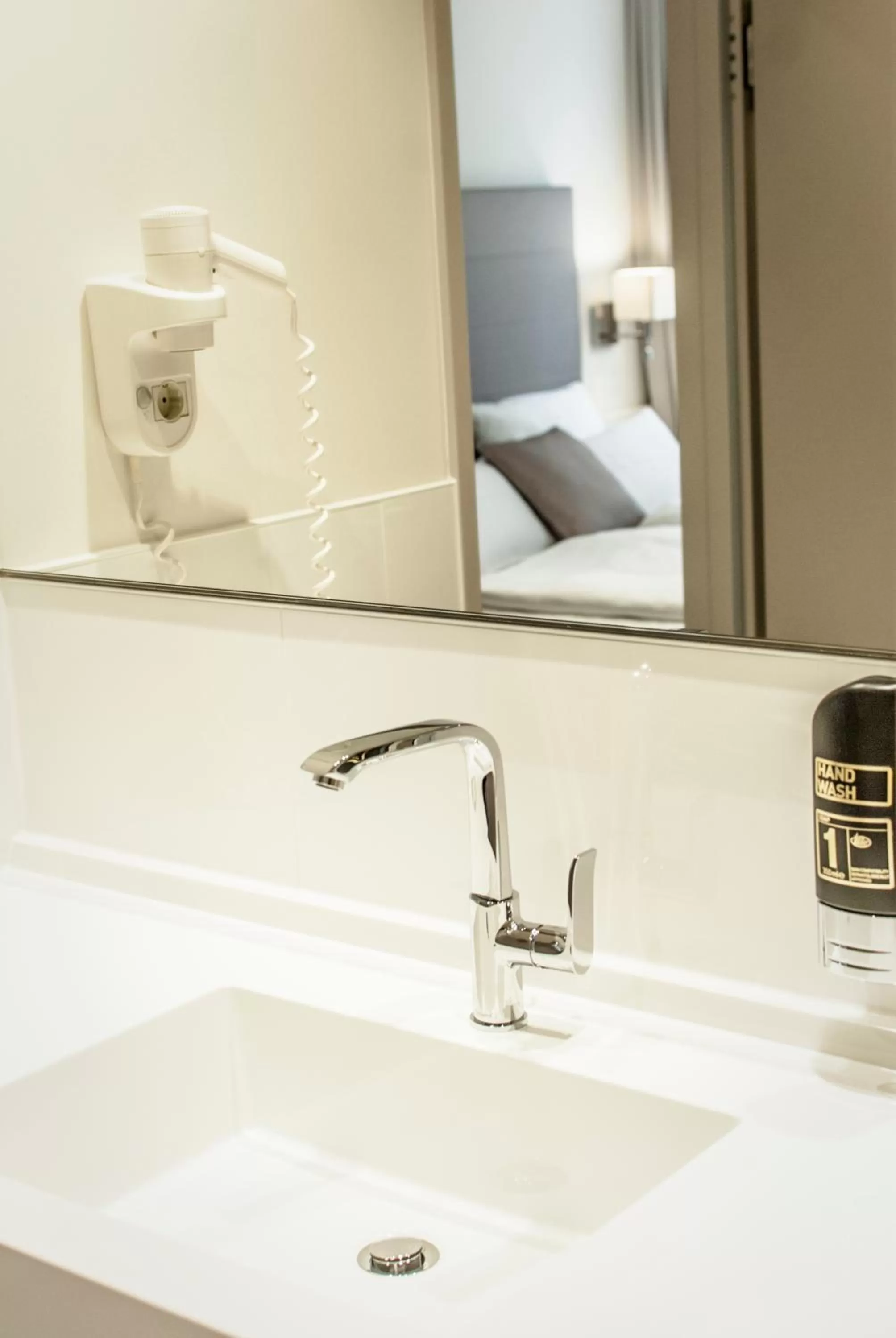 Photo of the whole room, Bed in Bayerischer Hof