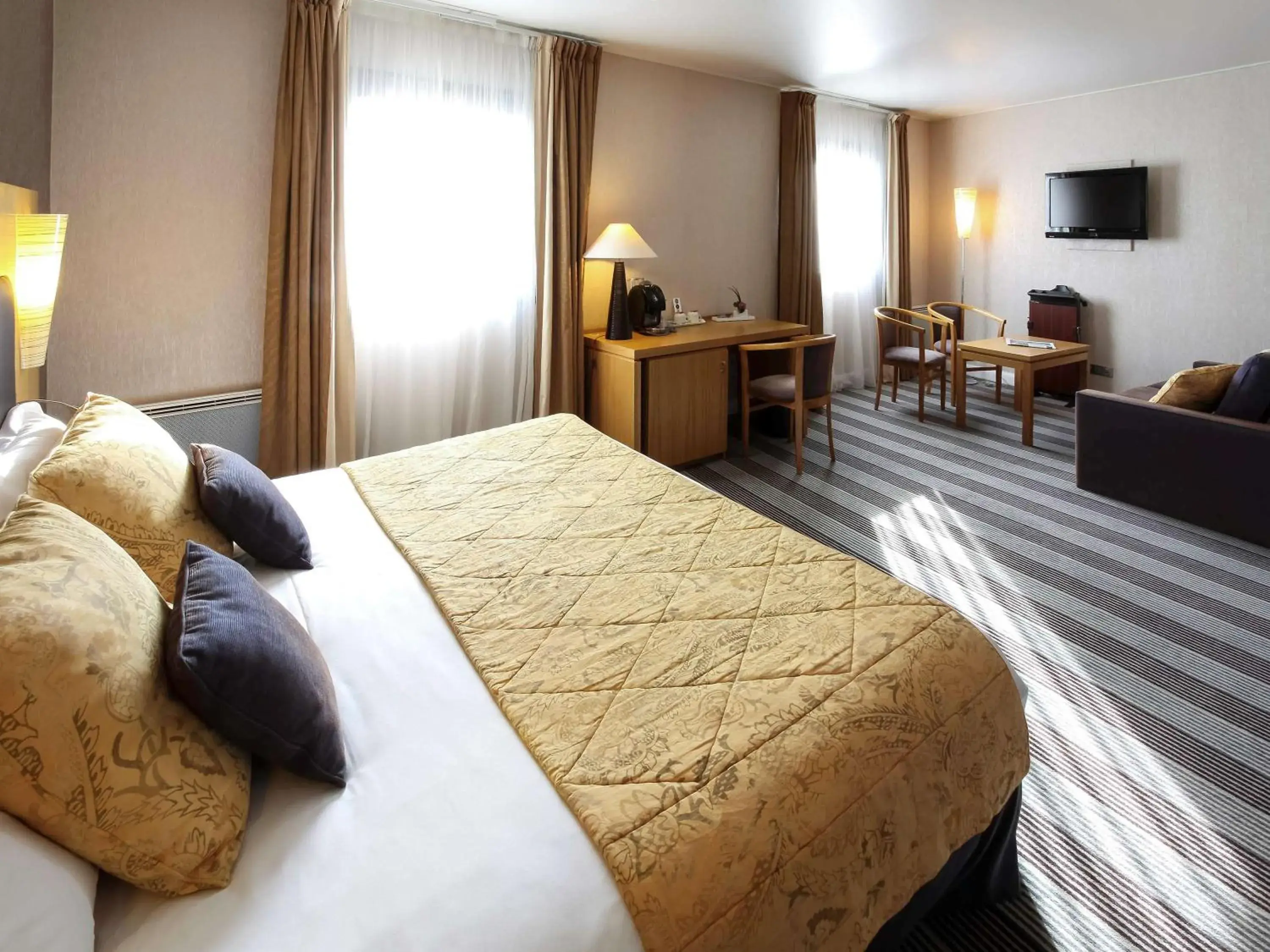 Photo of the whole room, Bed in Mercure Niort Marais Poitevin