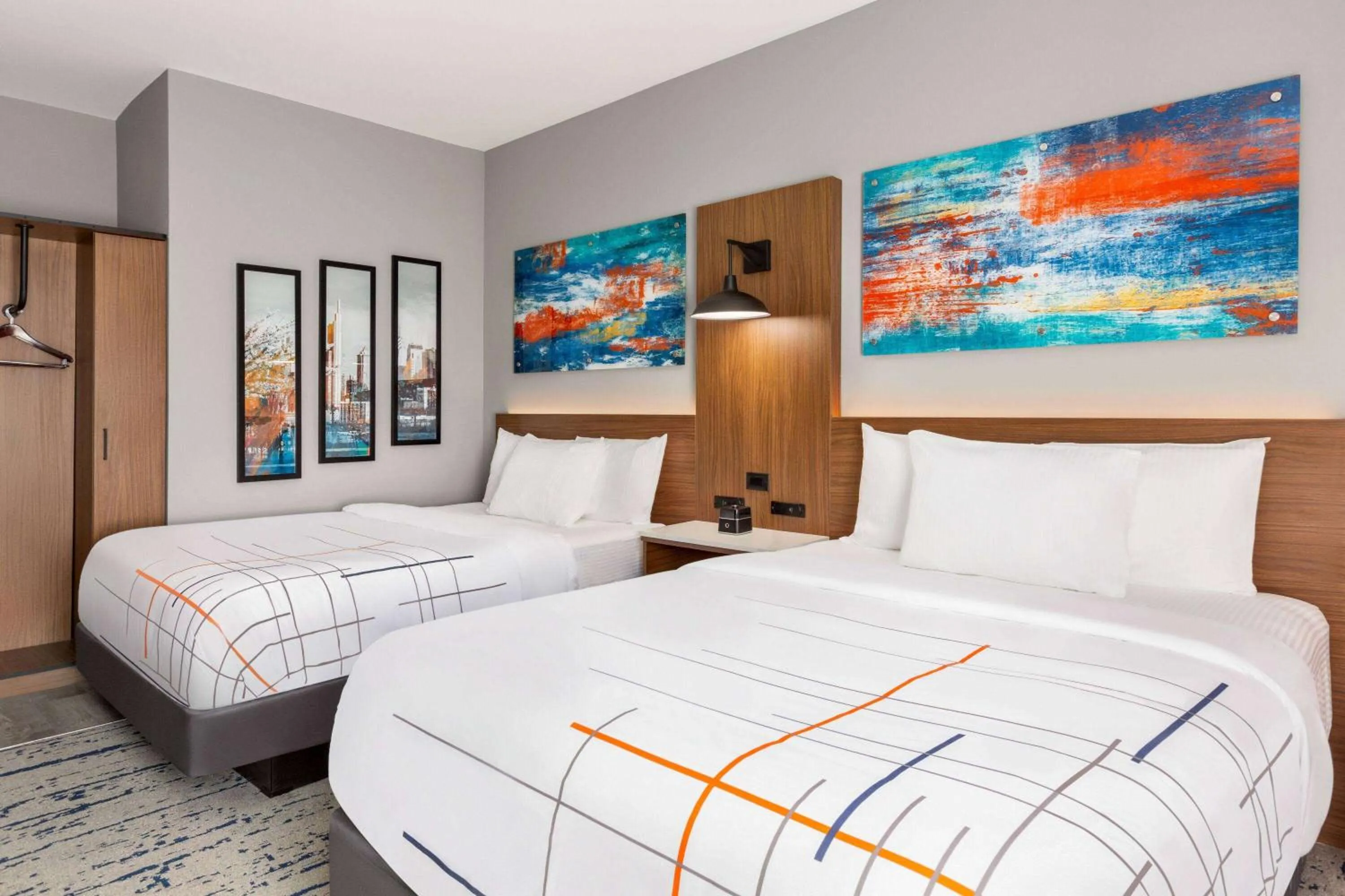 Photo of the whole room, Bed in La Quinta Inn & Suites by Wyndham Mount Laurel Moorestown