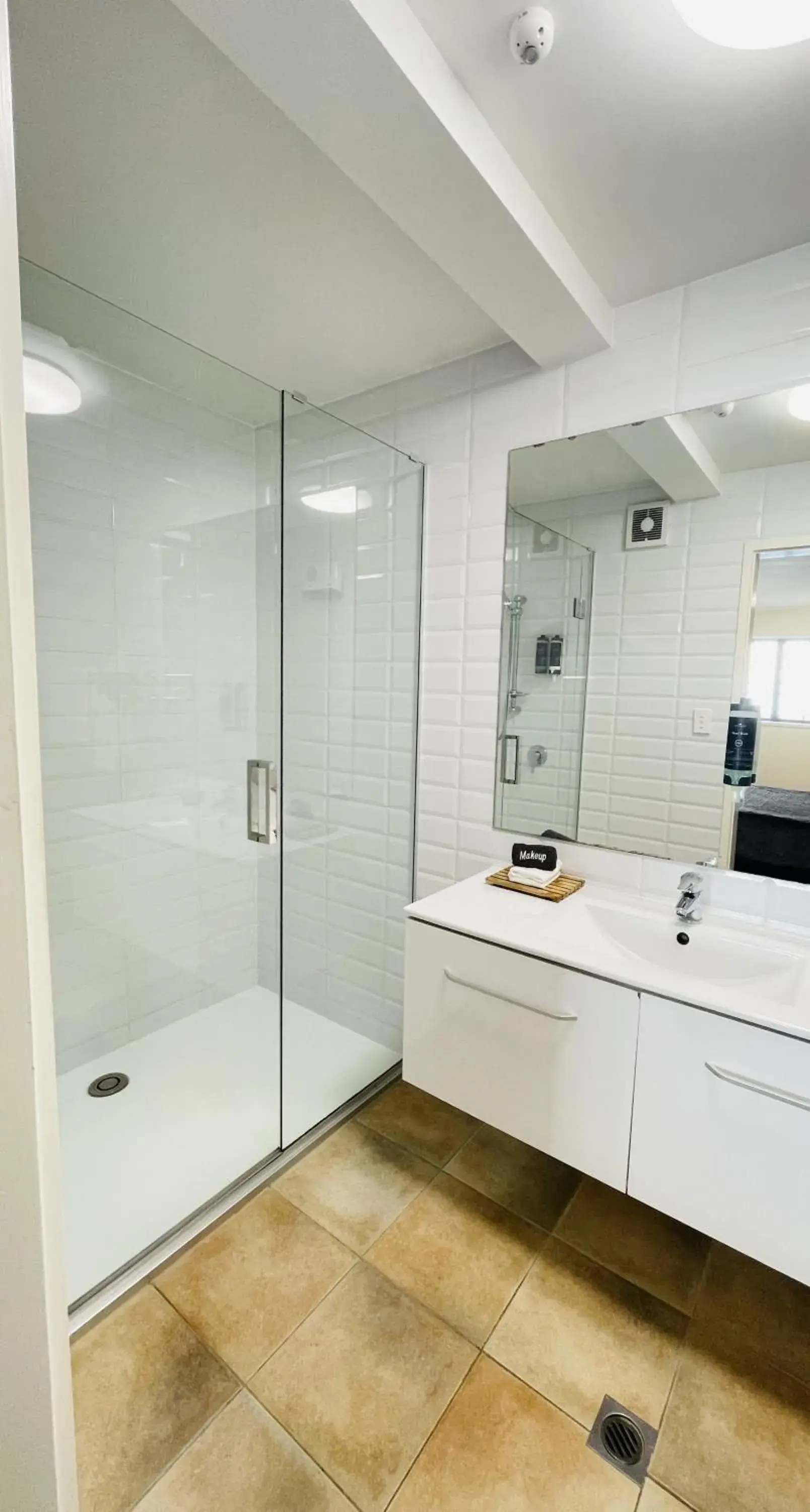 Shower, Bathroom in City Suites