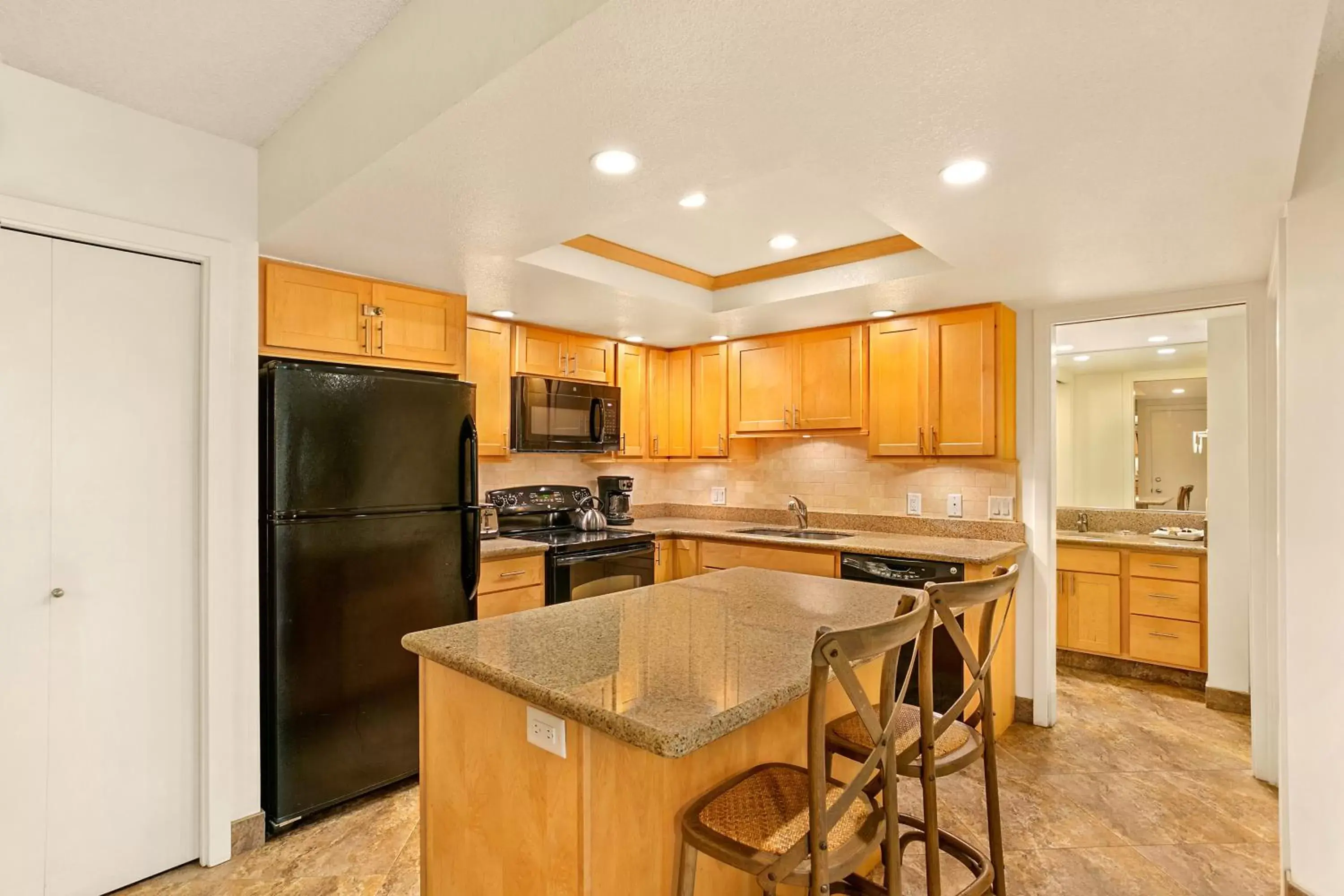 Kitchen or kitchenette, Kitchen/Kitchenette in Aston at the Maui Banyan