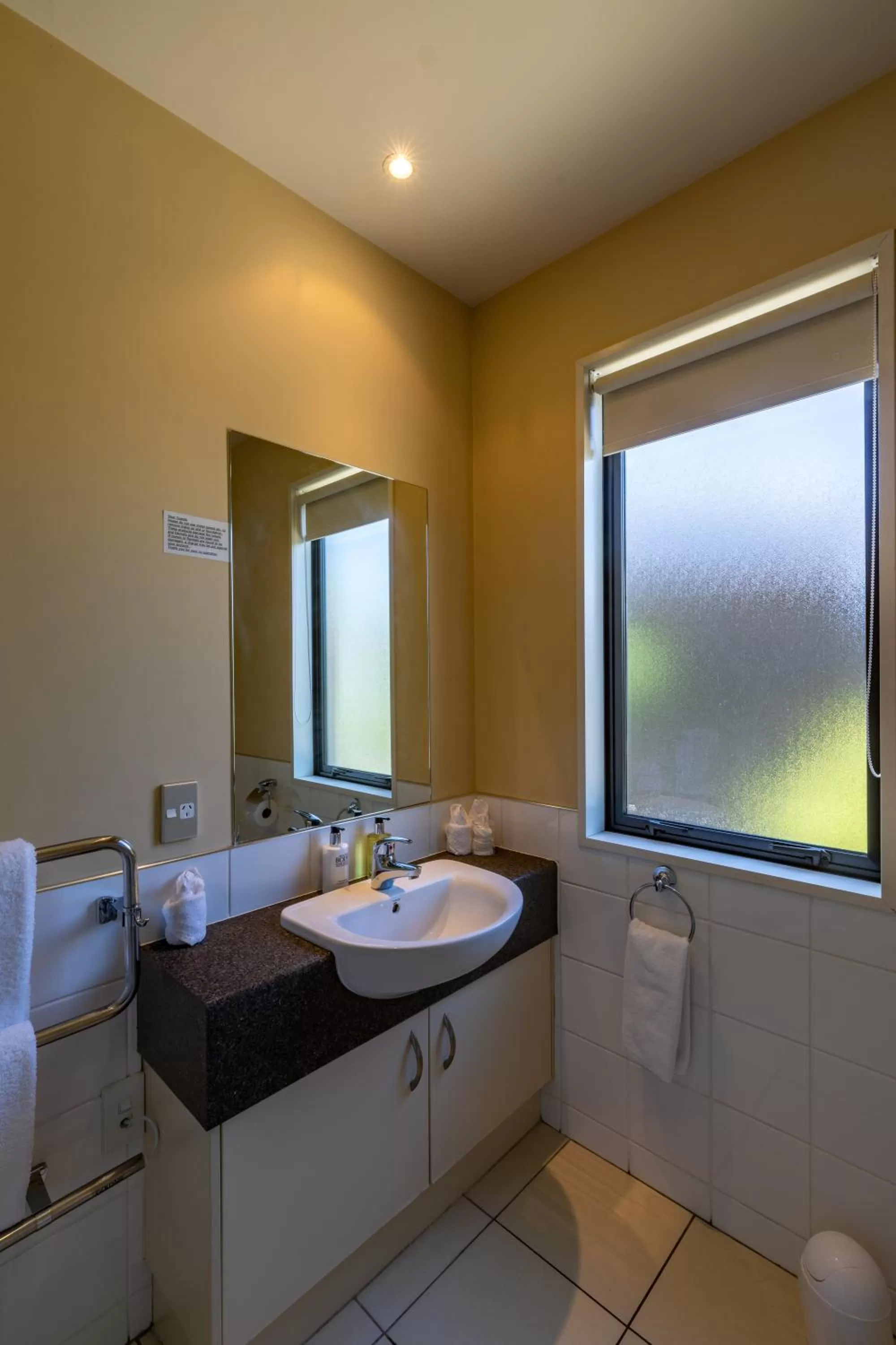 Bathroom in Abbella Lodge Motel