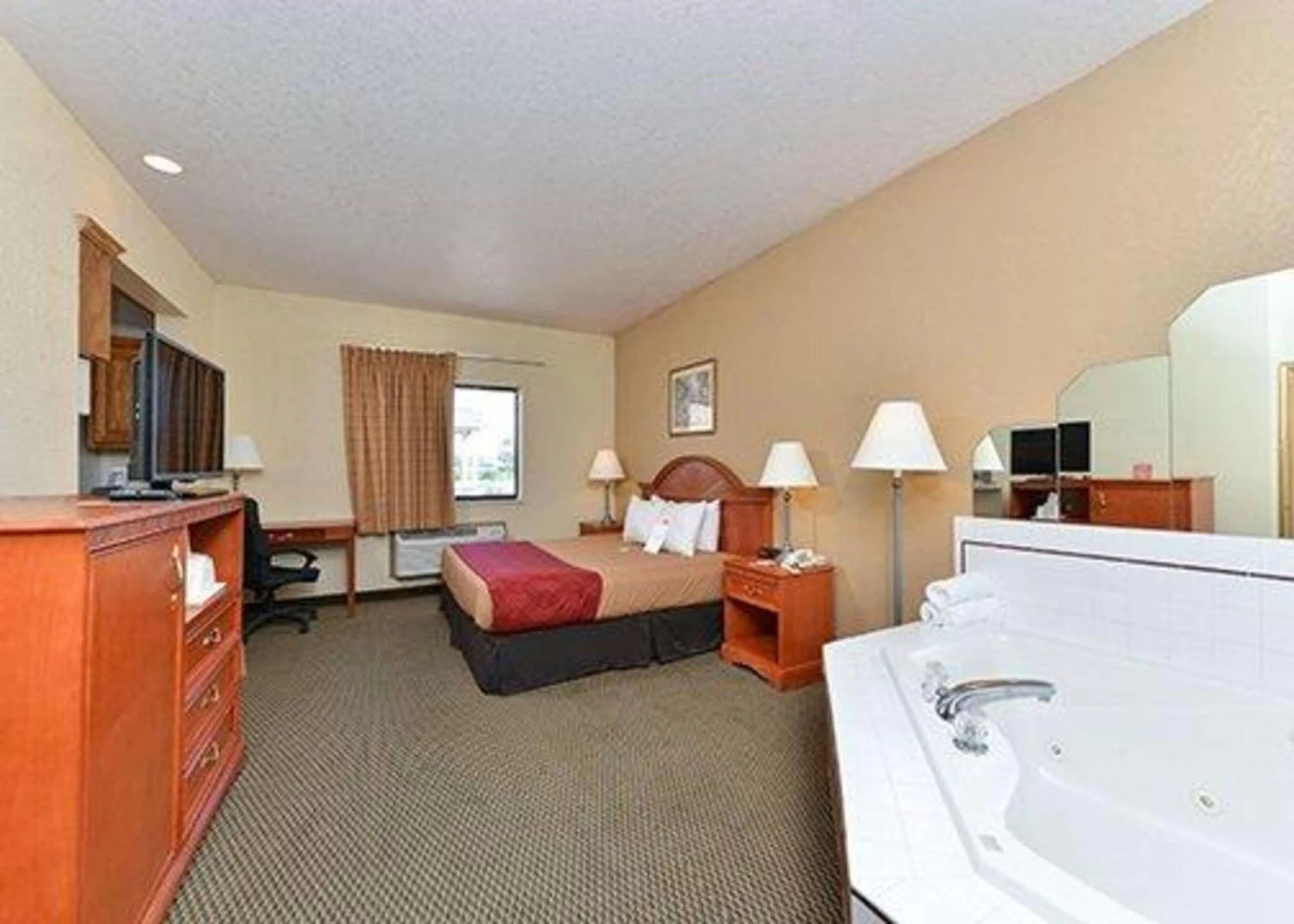Photo of the whole room, Bed in Express Inn & suites