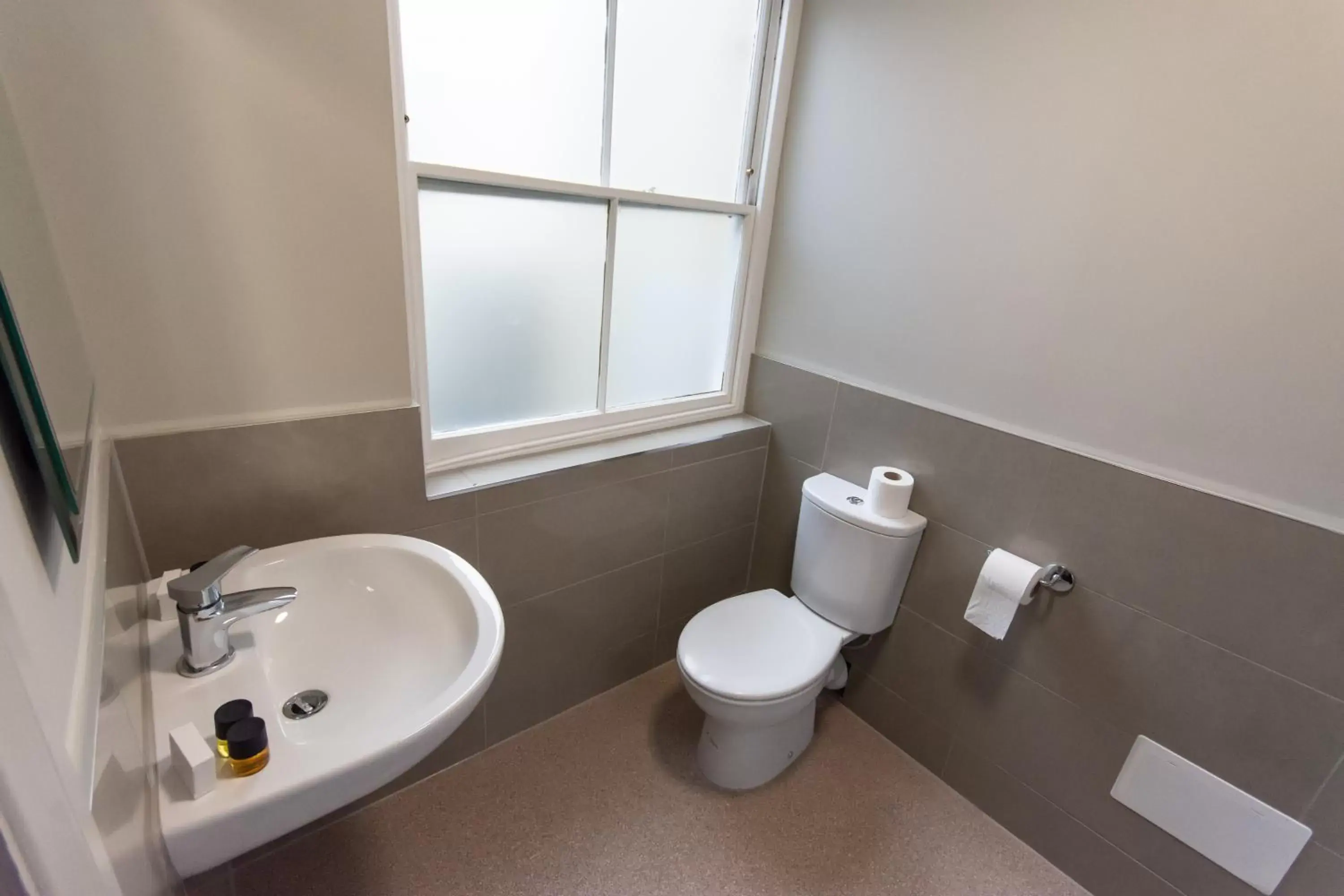 Toilet, Bathroom in The George Hotel