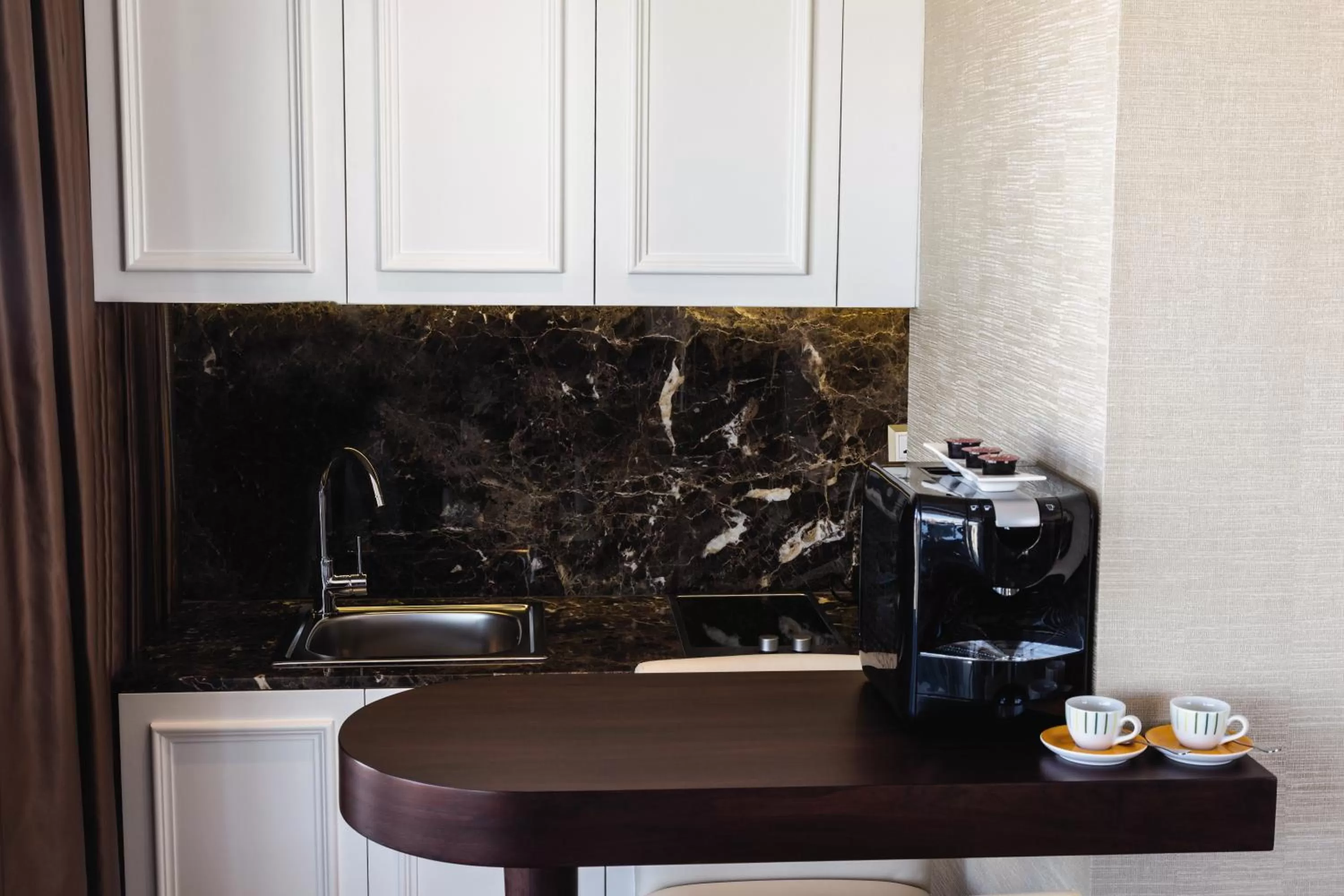 Kitchen or kitchenette in Mövenpick Hotel Amman