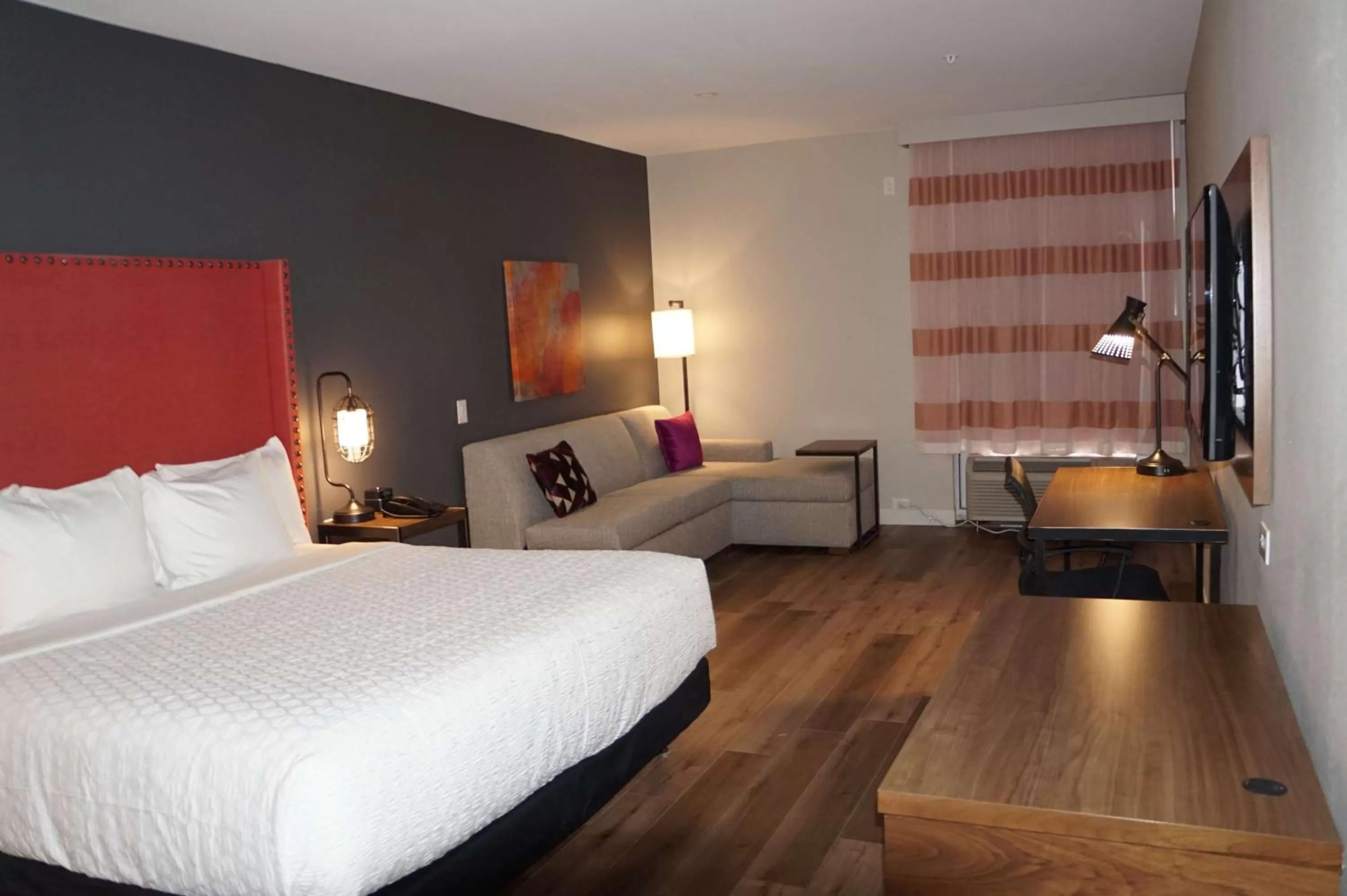 King Room with Bath Tub - Mobility/Hearing Accessible - Non-Smoking in La Quinta Inn & Suites by Wyndham Lewisville