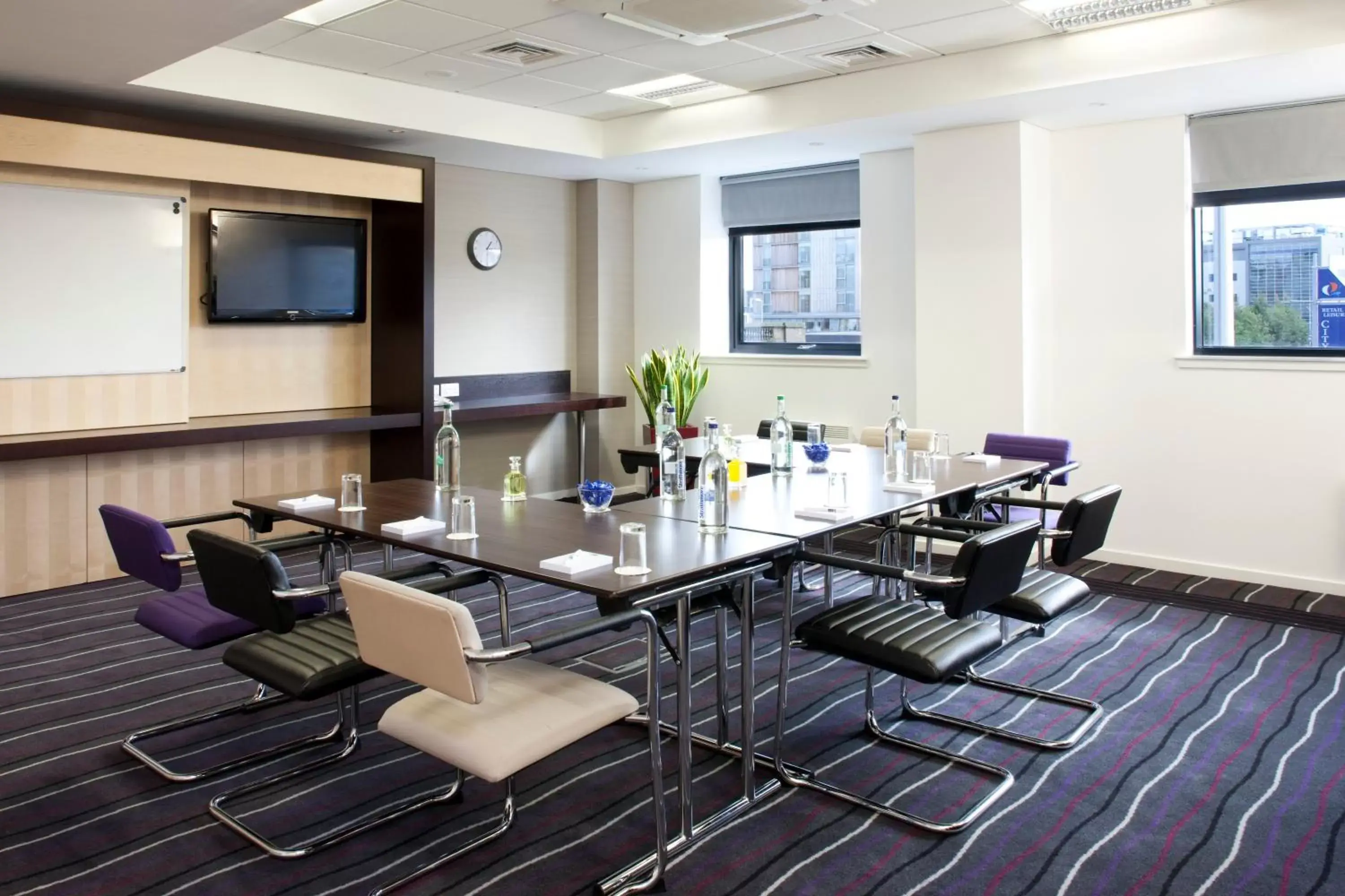 Meeting/conference room in Holiday Inn Express Dundee, an IHG Hotel
