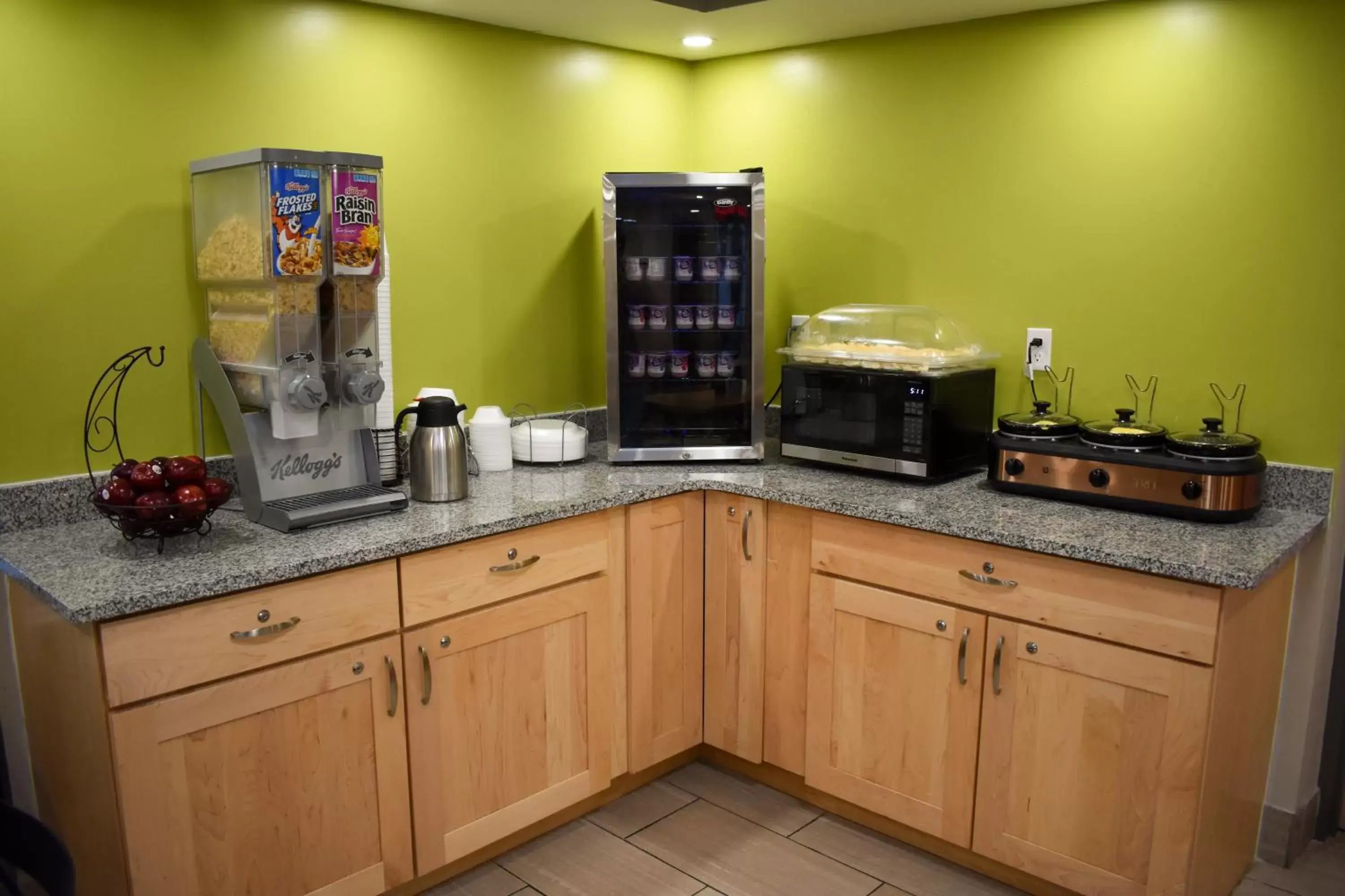 Coffee/tea facilities, Kitchen/Kitchenette in Super 8 by Wyndham Branson/Andy Williams Theatre