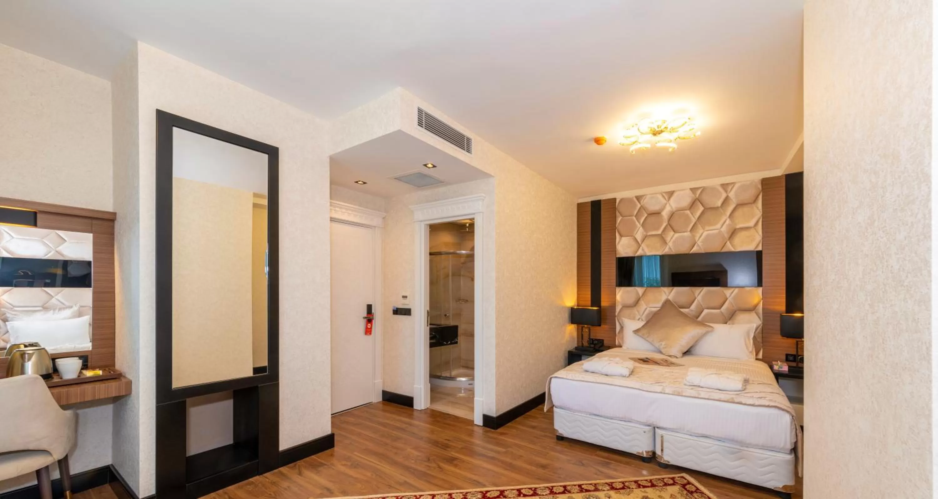 Photo of the whole room, Bed in Eastanbul Suites