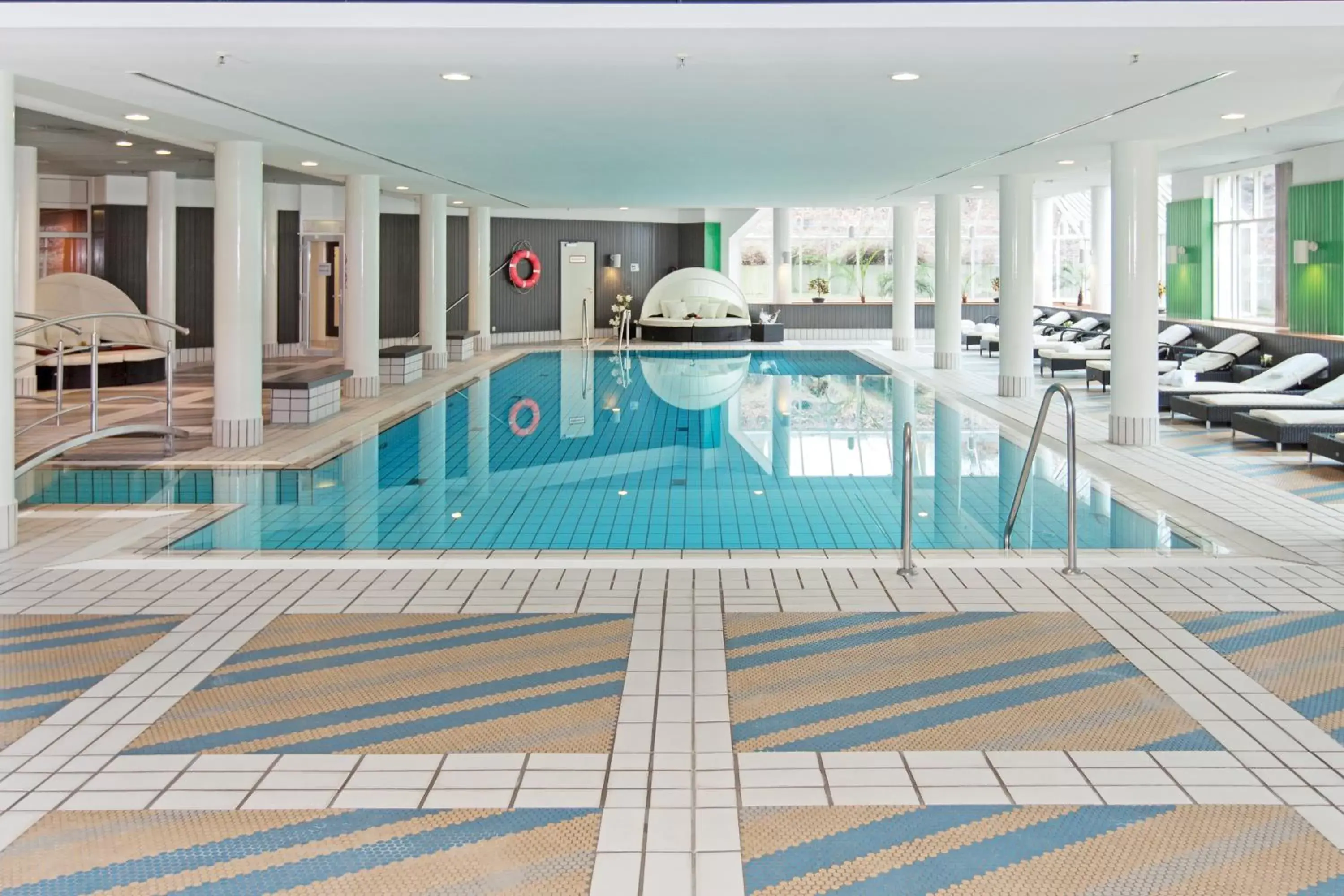 Swimming Pool in Radisson Blu Hotel Dortmund