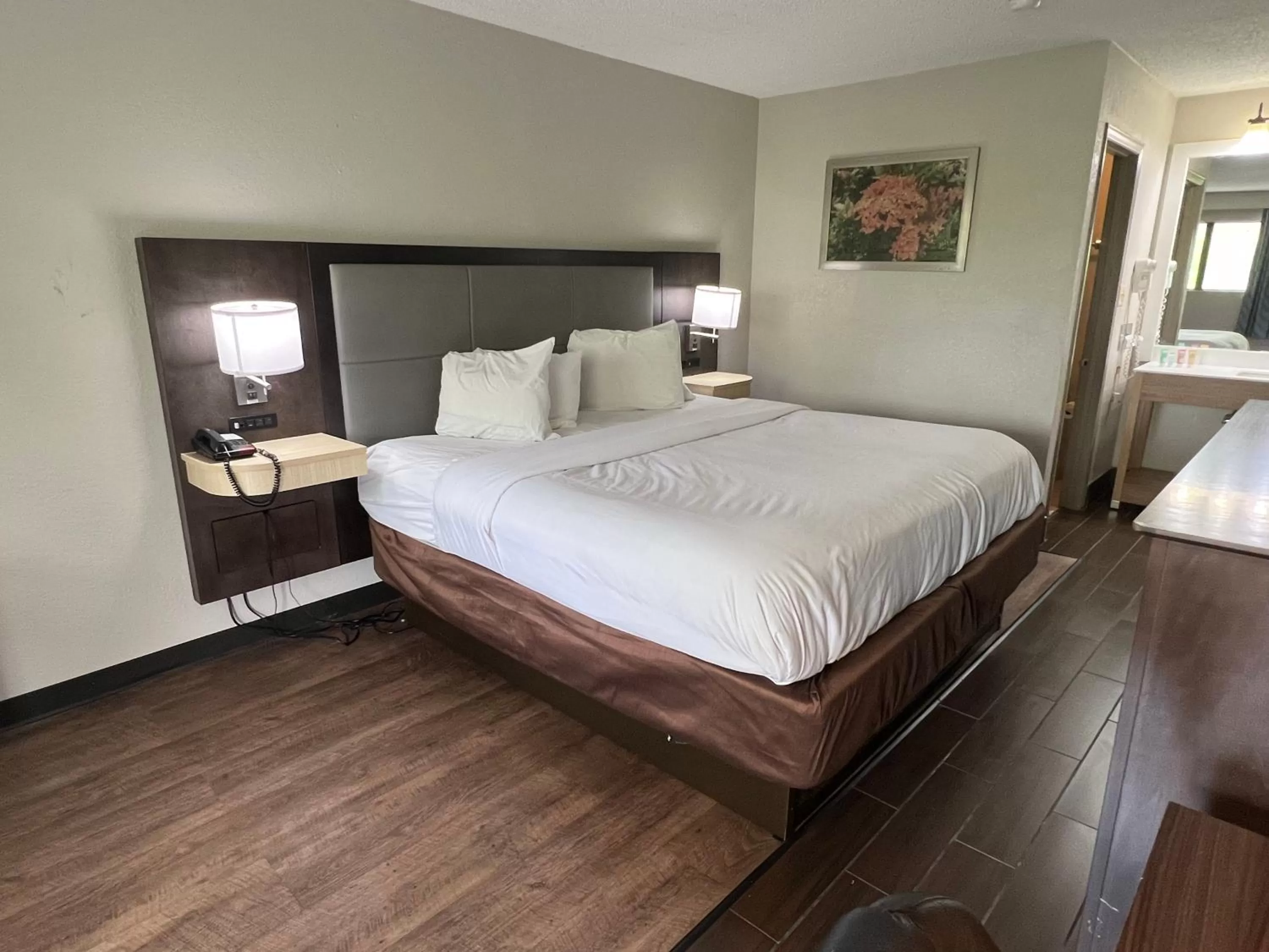 Bed in Days Inn & Suites by Wyndham Monroe