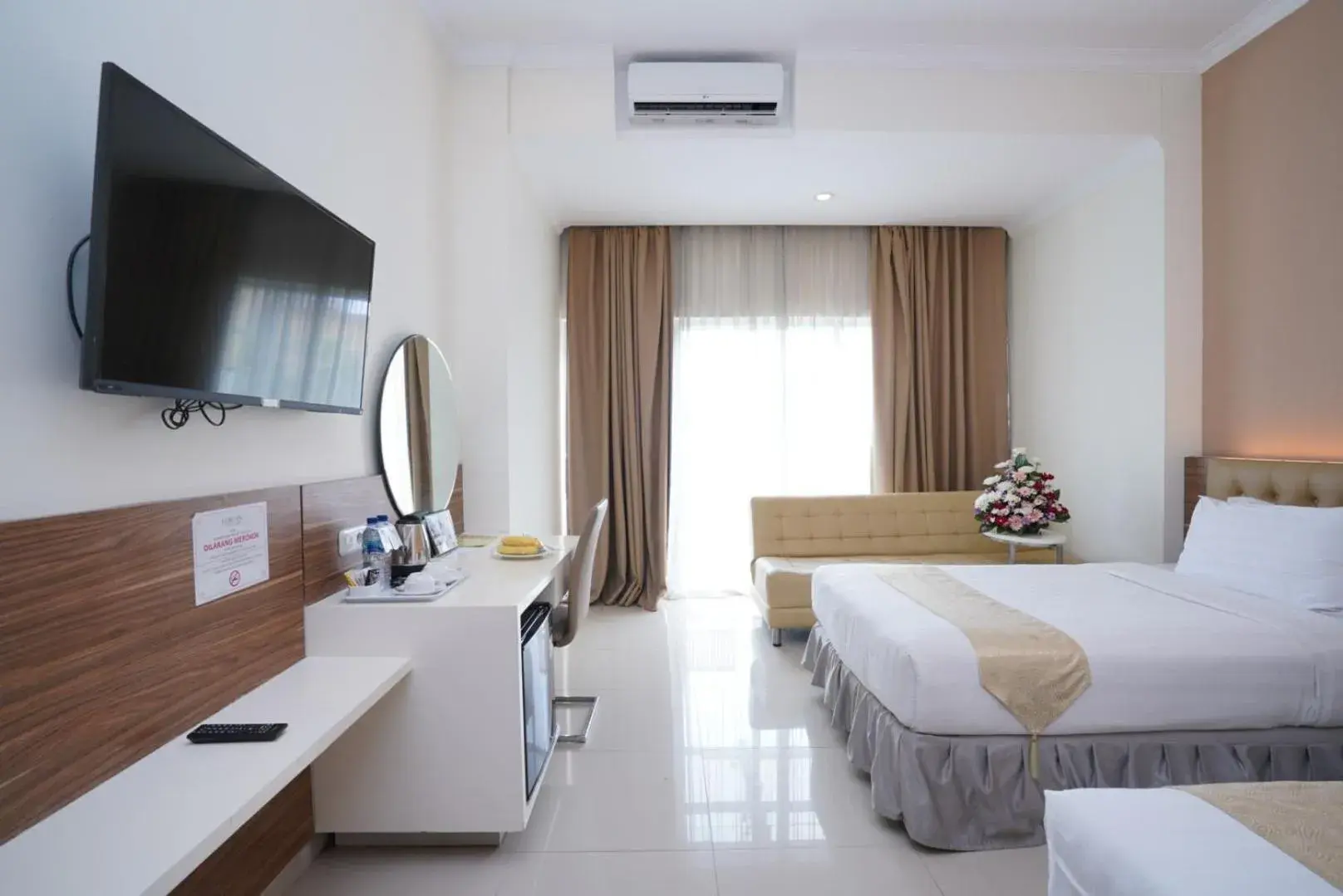 Bed, TV/Entertainment Center in Lorin Sentul Hotel