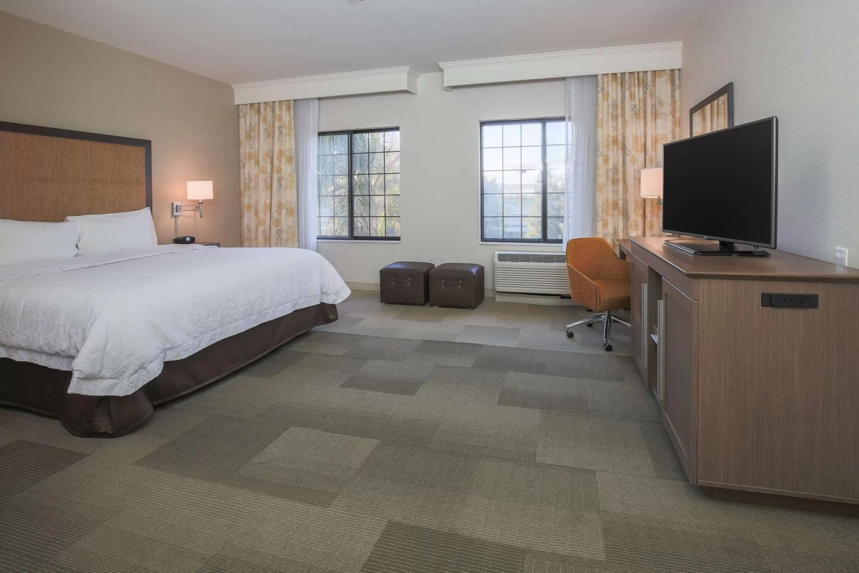 Bed in Hampton Inn & Suites Camarillo