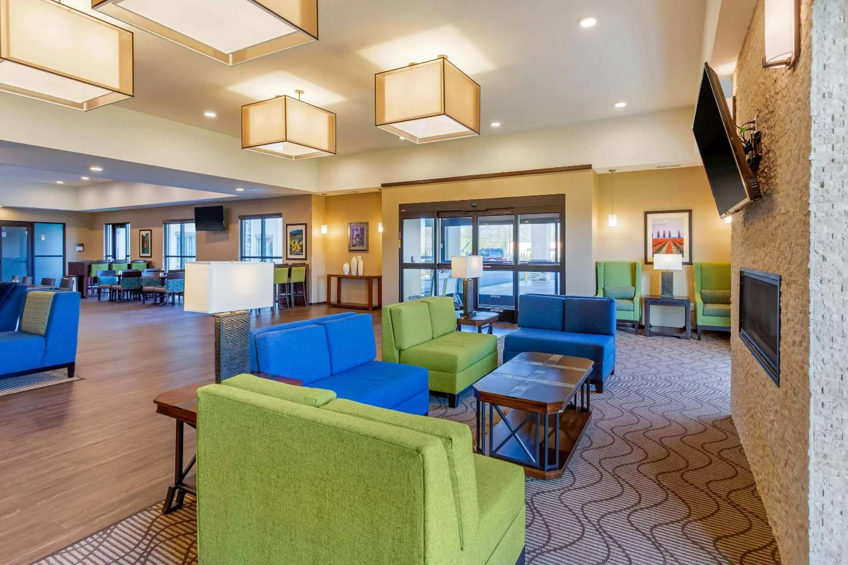 Lobby or reception, Lounge/Bar in Comfort Suites Burlington near I-5