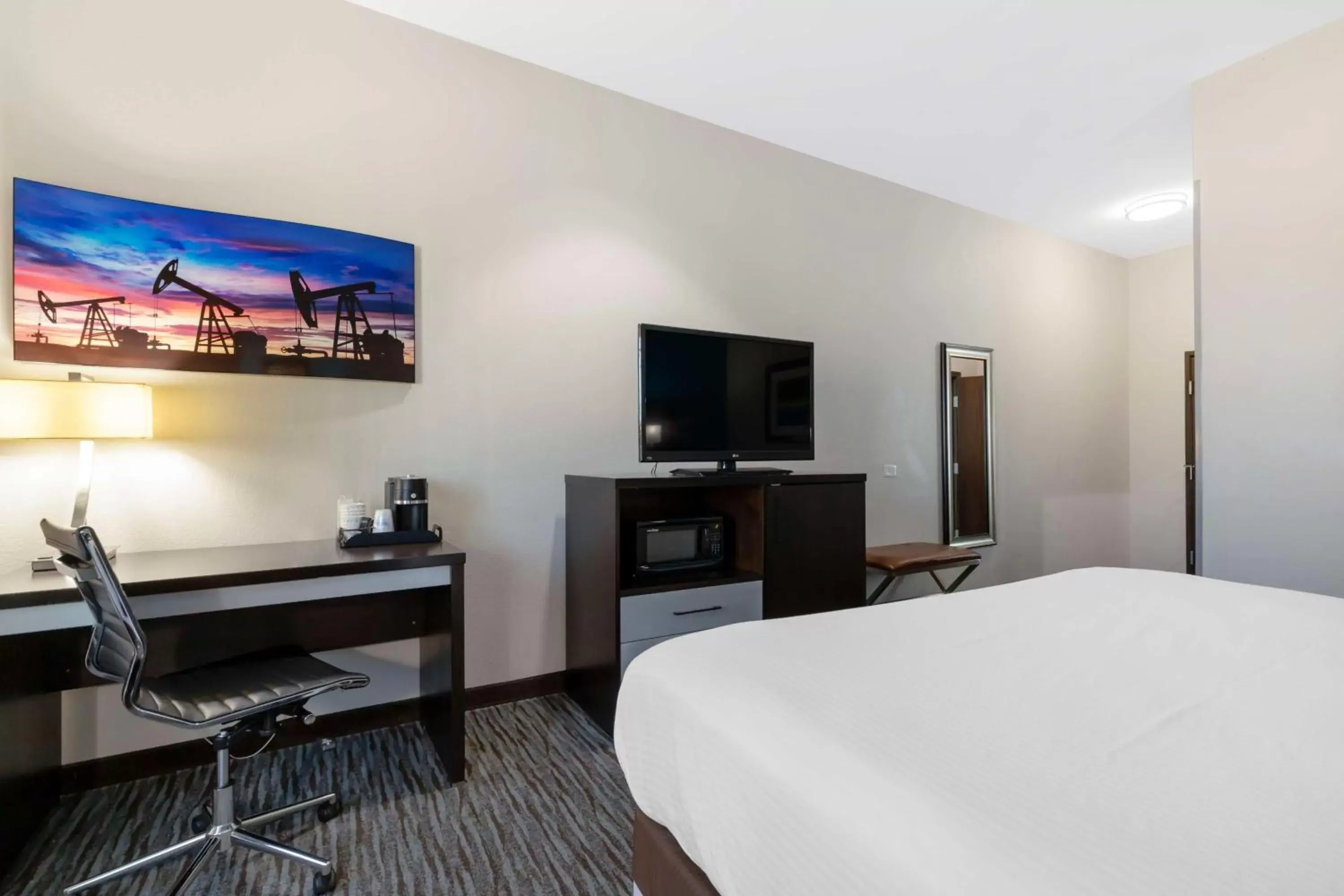 Bedroom, TV/Entertainment Center in Best Western Plus Pleasanton Hotel