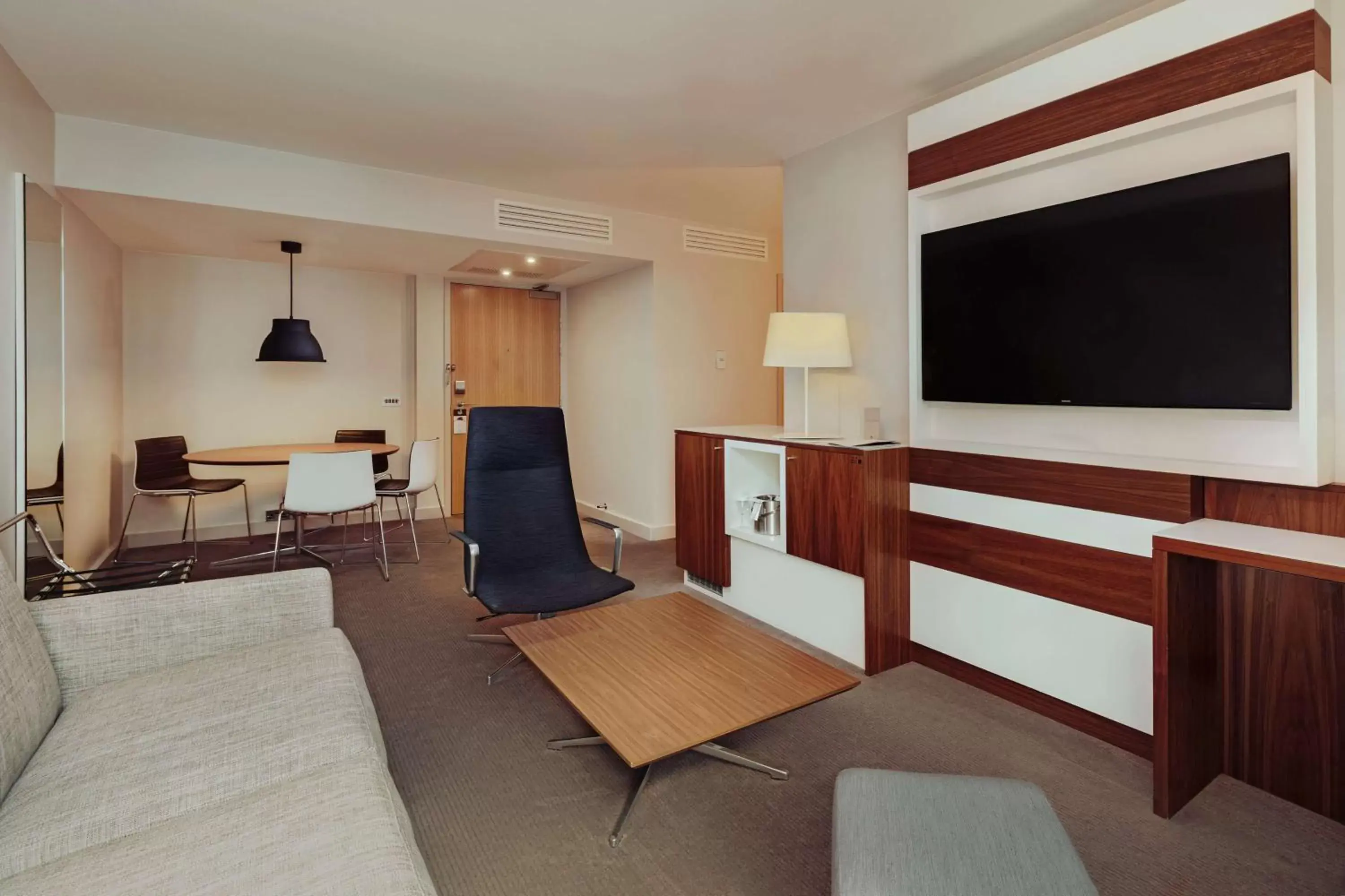 Living room, TV/Entertainment Center in DoubleTree by Hilton Hotel London - Tower of London
