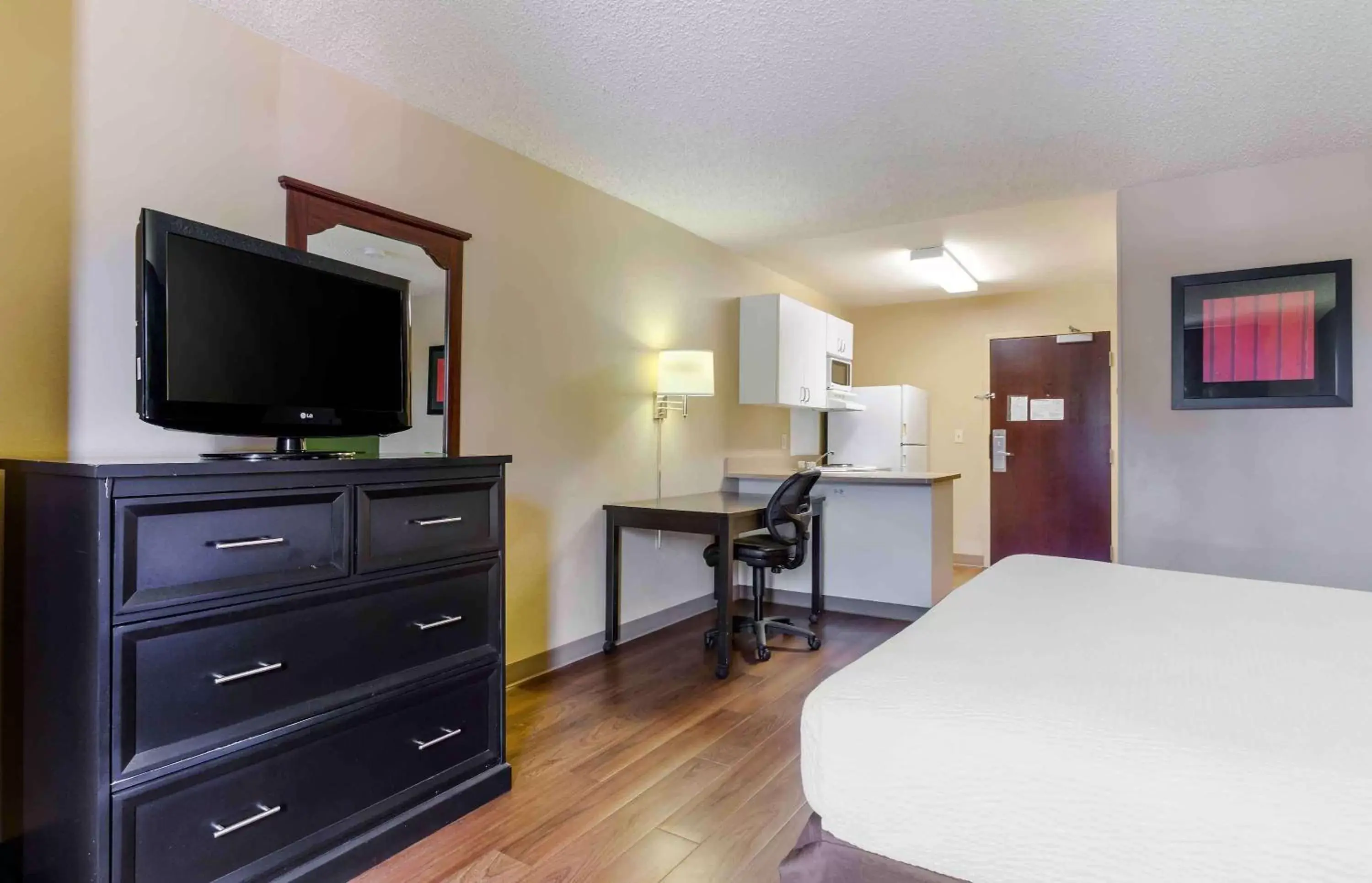 Bedroom, TV/Entertainment Center in Extended Stay America Suites - Phoenix - Airport