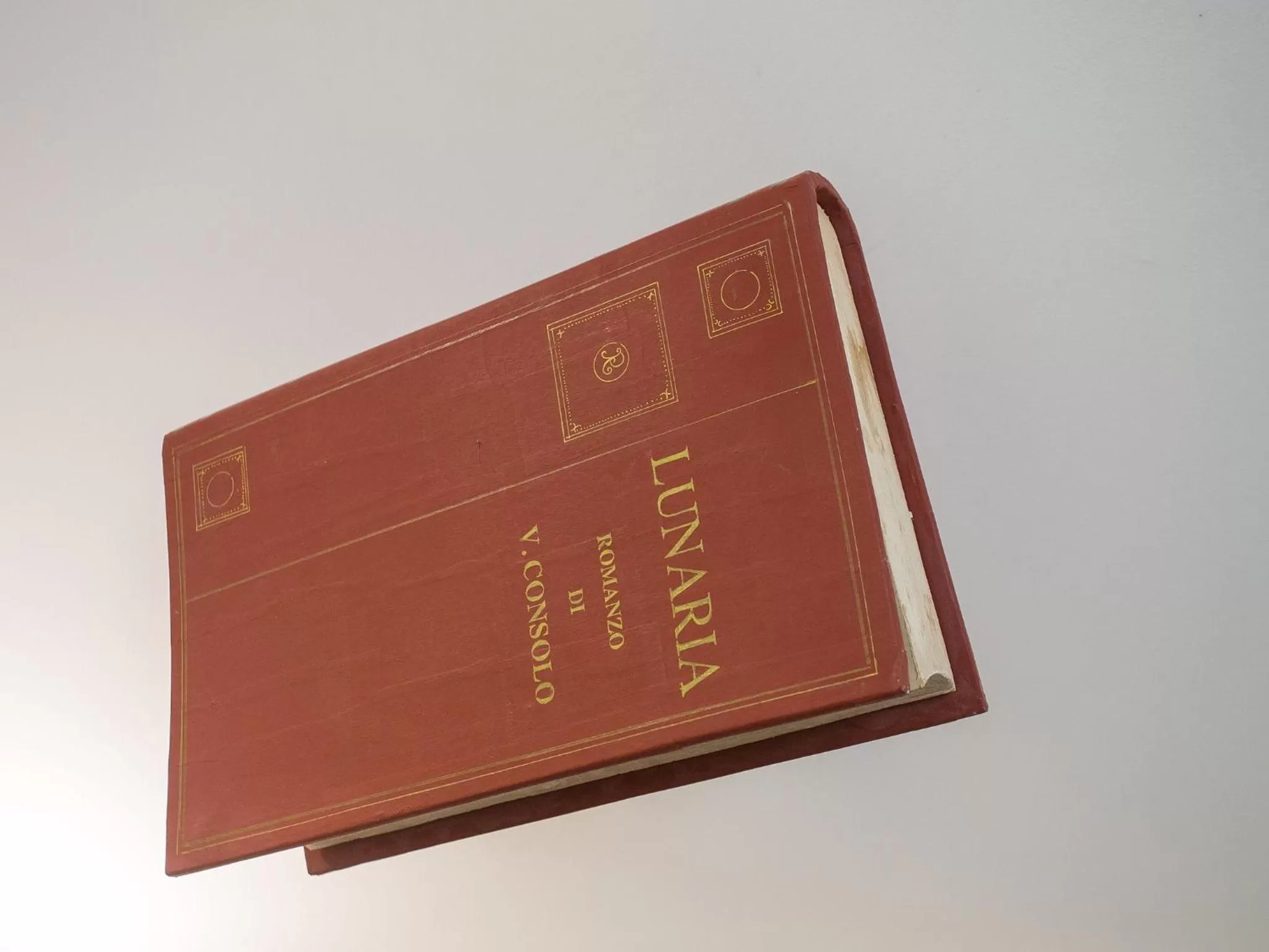 Decorative detail in Tra Le Braccia di Morfeo