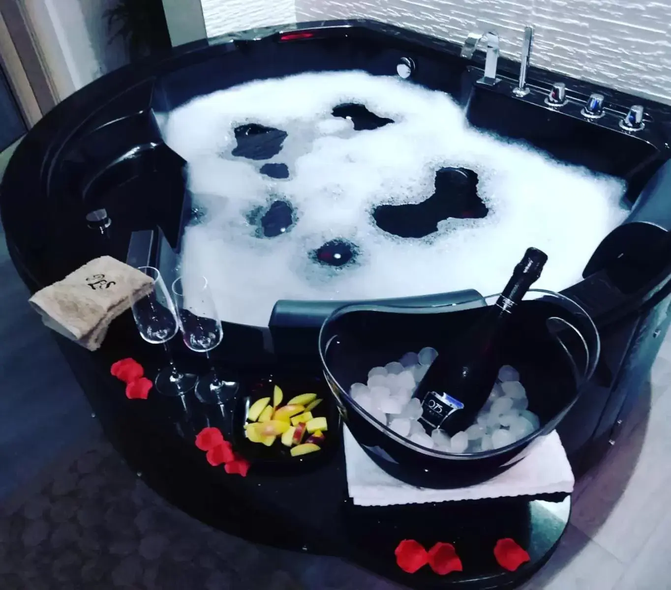Hot Tub in Pandora Luxury Suite