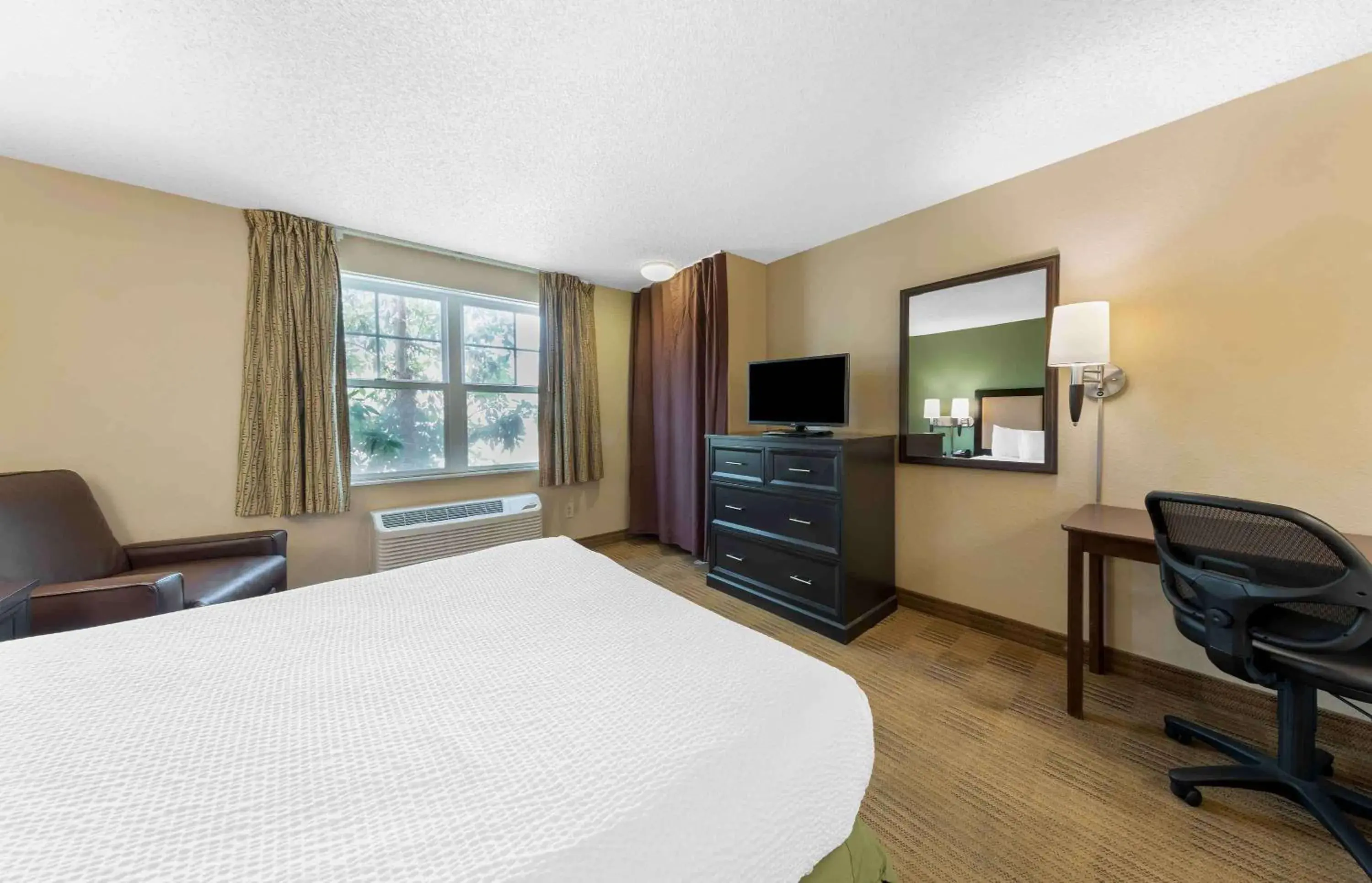 Bedroom, Bed in Extended Stay America Suites - Los Angeles - Carson