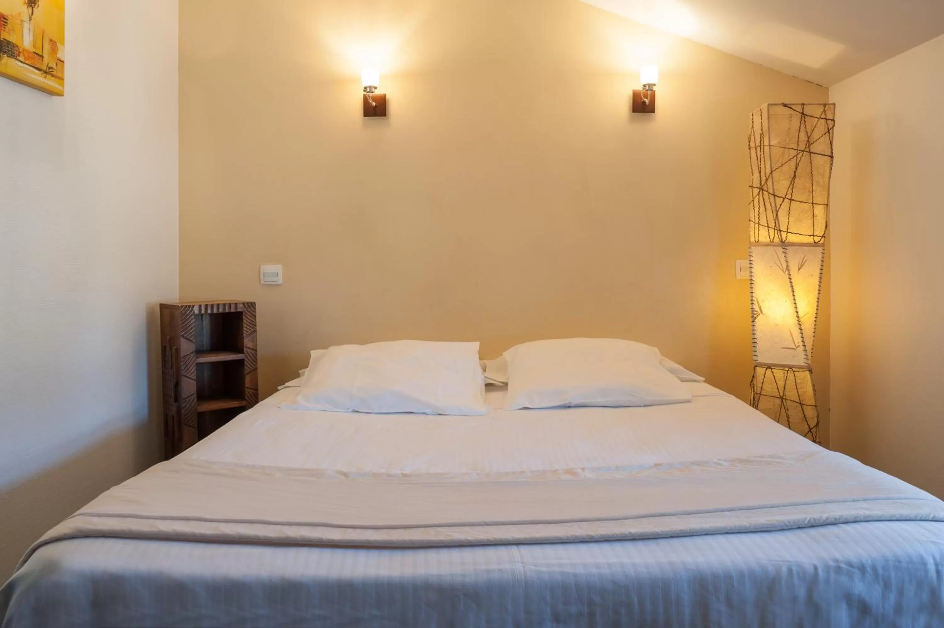 Comfort Double Room in Logis Hôtel Tante Yvonne & son restaurant semi-gastronomique - Lyon Nord