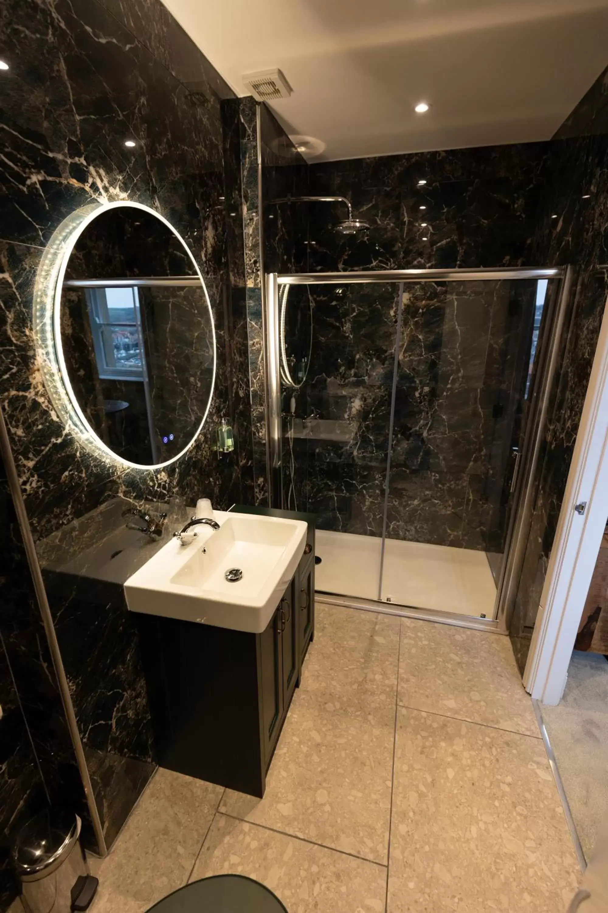 Shower, Bathroom in The Resolution Hotel