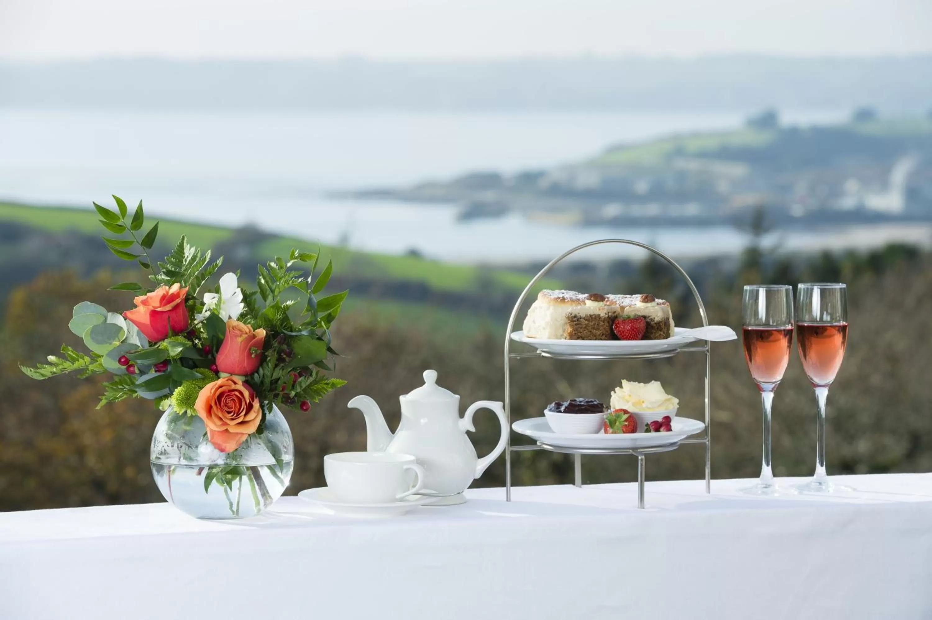 Food and drinks in Trenython Manor Resort