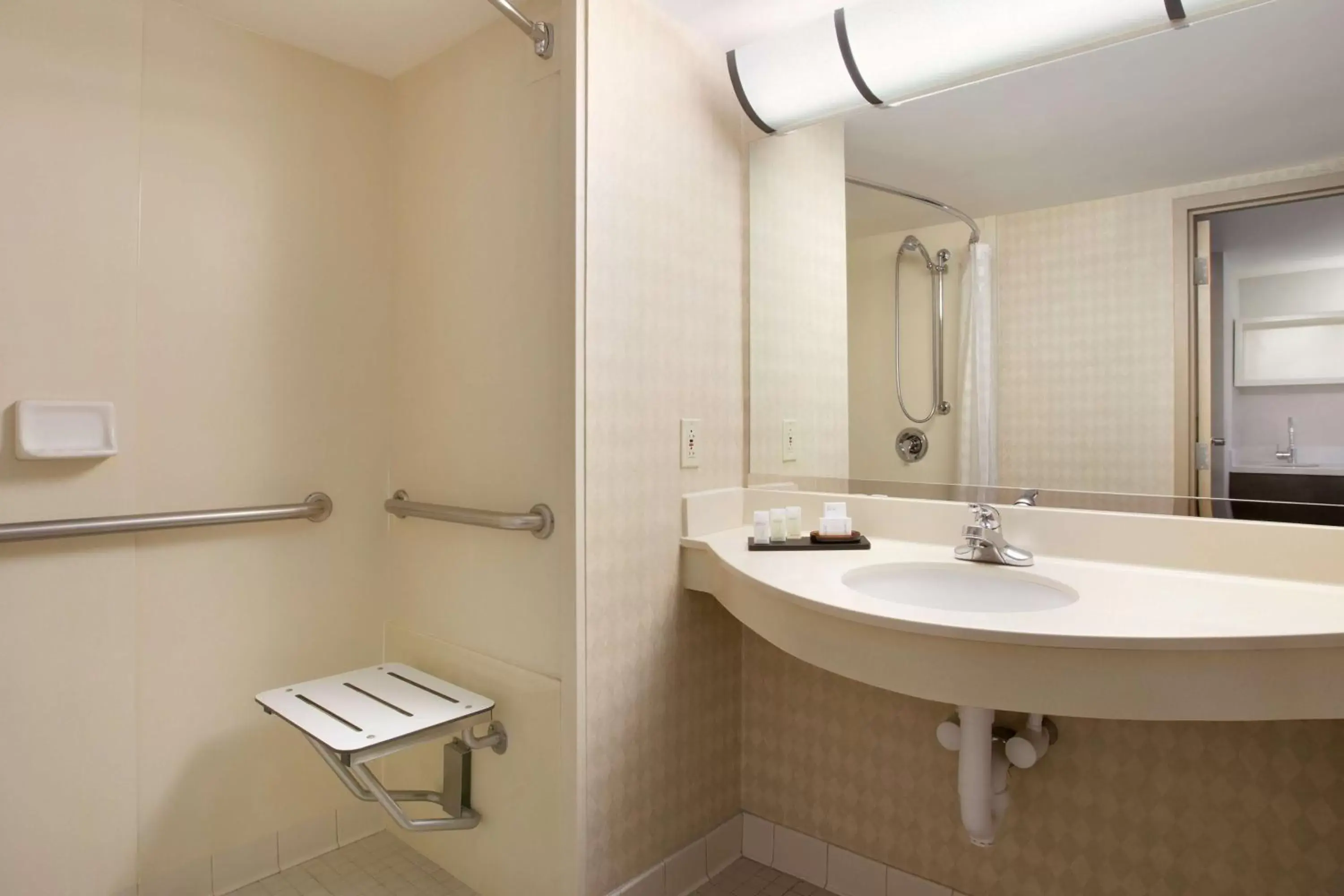 Bathroom in Embassy Suites Newark - Wilmington/South