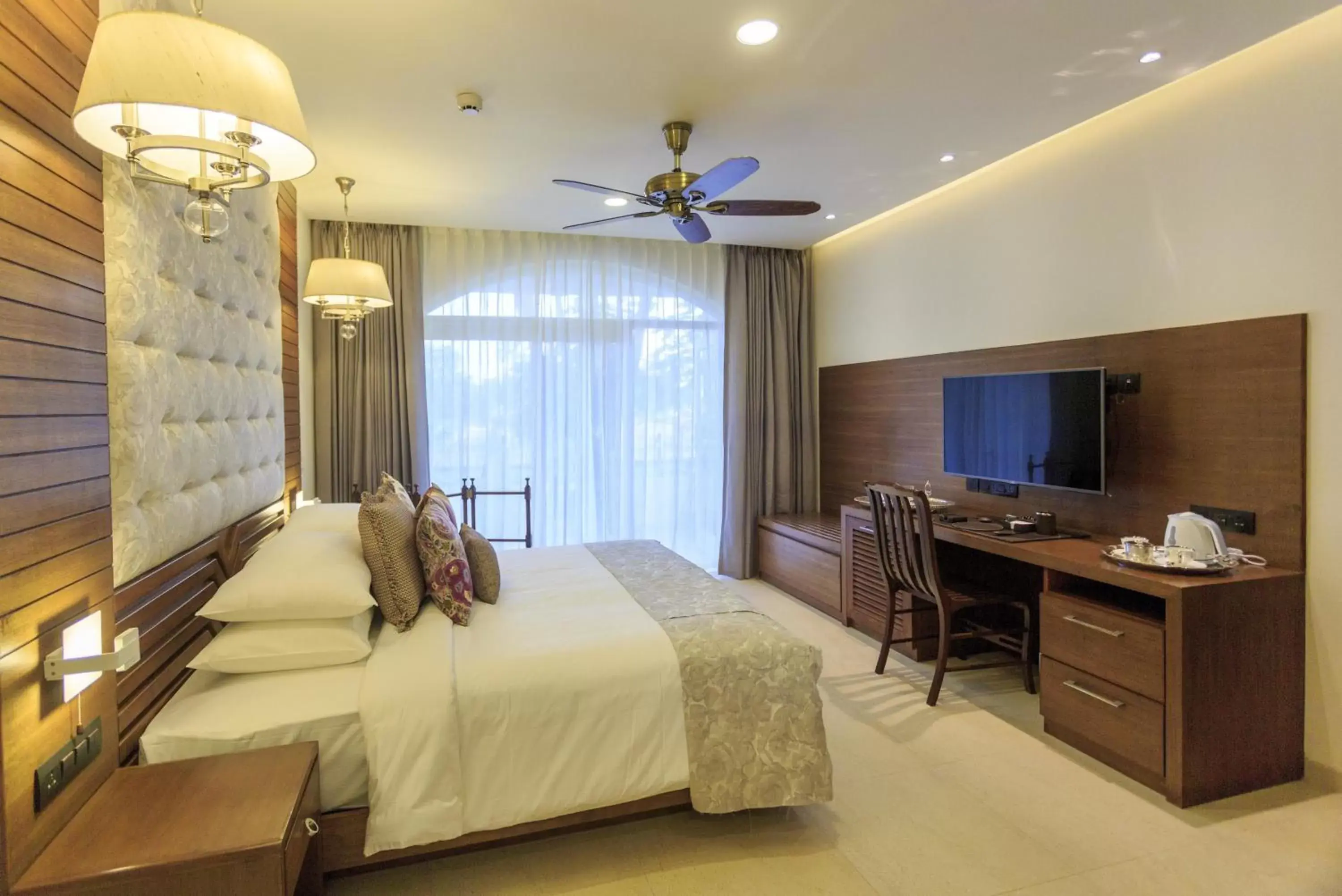 Bedroom, TV/Entertainment Center in Acron Waterfront Resort