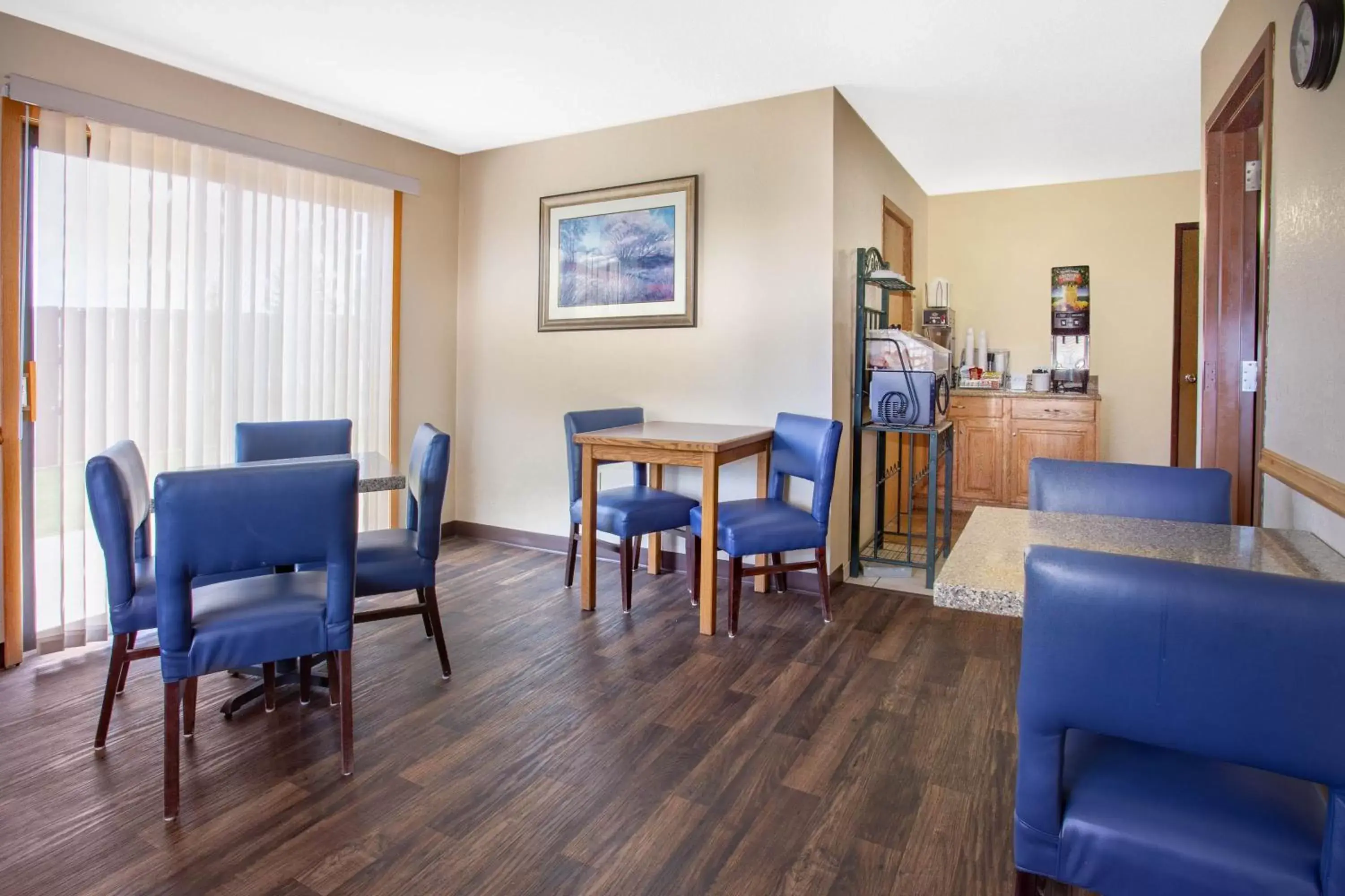 Food and drinks, Dining Area in Super 8 by Wyndham Lewistown