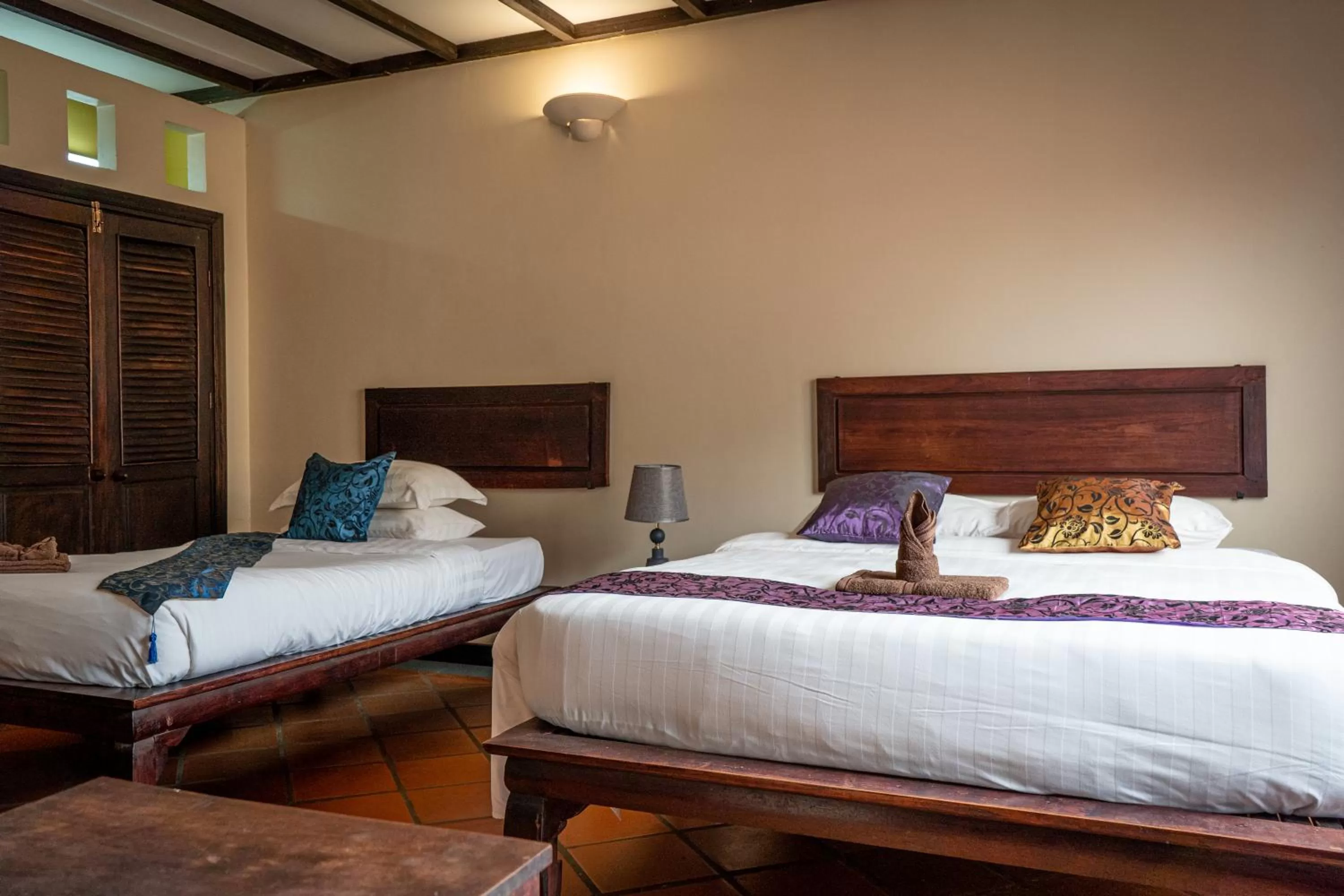 Bed in DEN HOTEL TOTONOU SIEM REAP