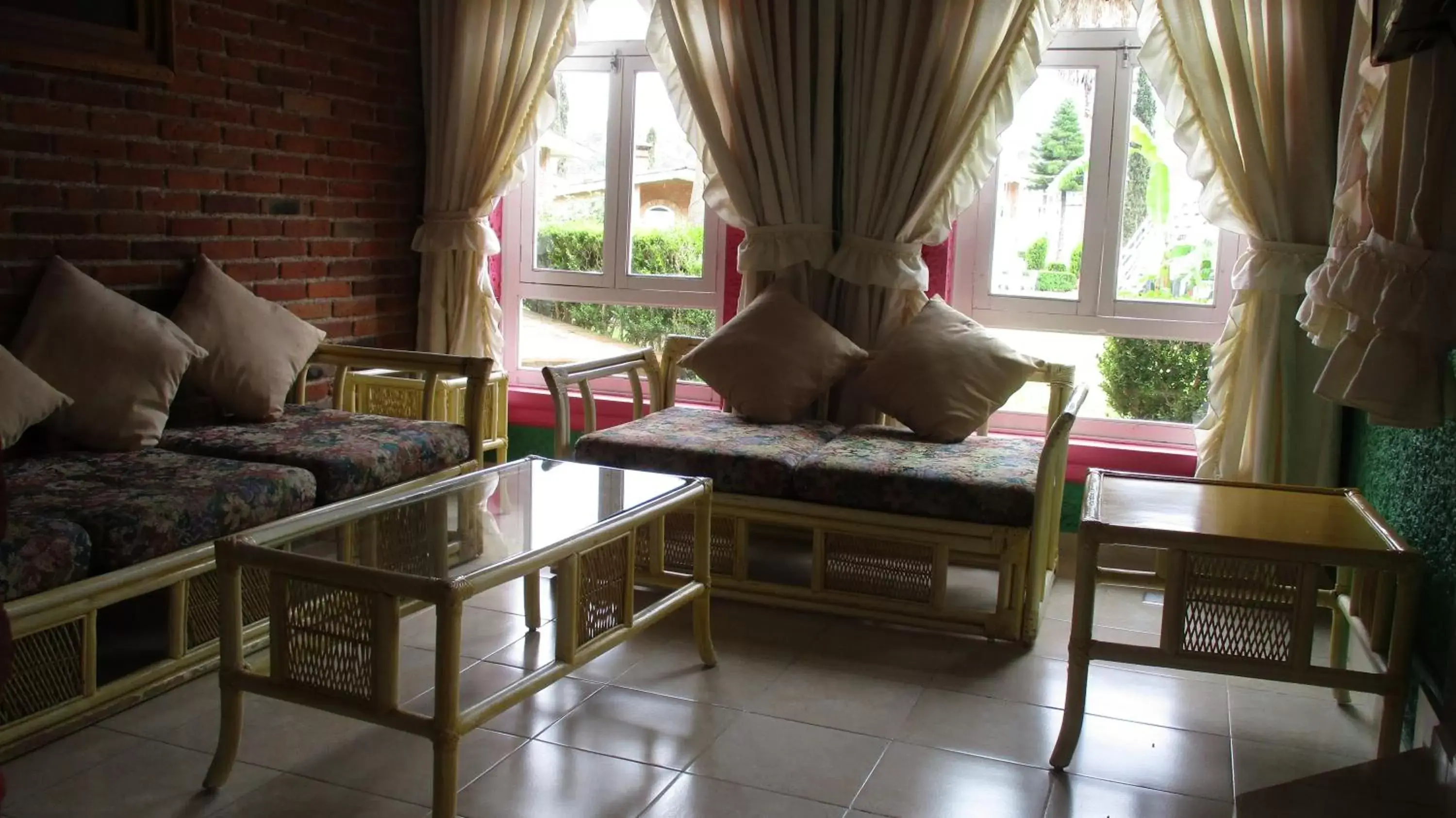 Coffee/tea facilities, Seating Area in Hotel Villa Monarca Inn