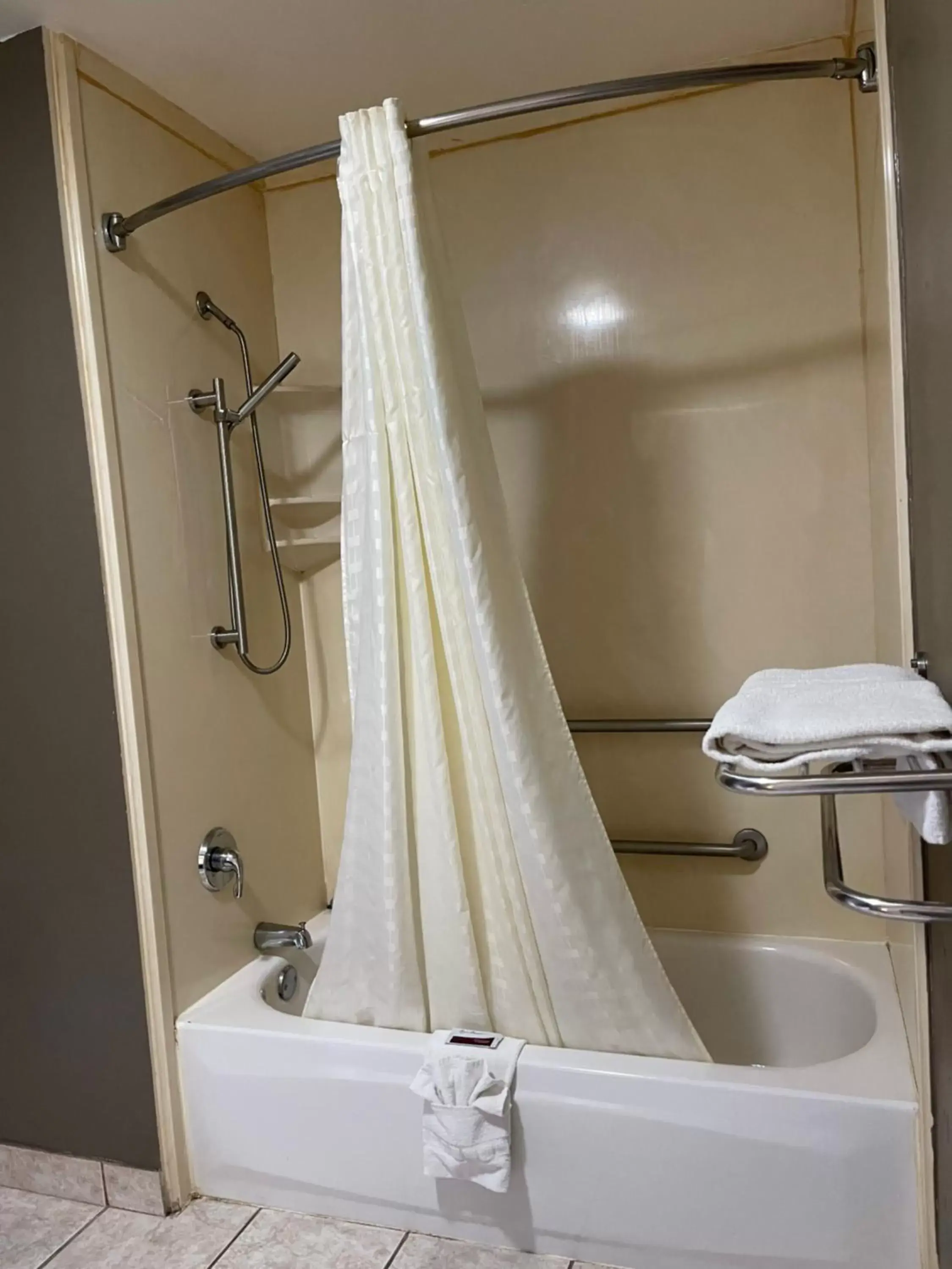 Shower, Bathroom in Majestic Inn